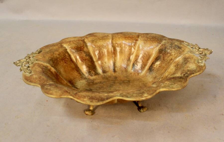 Vase in gilded painted metal in the shape of a shell.