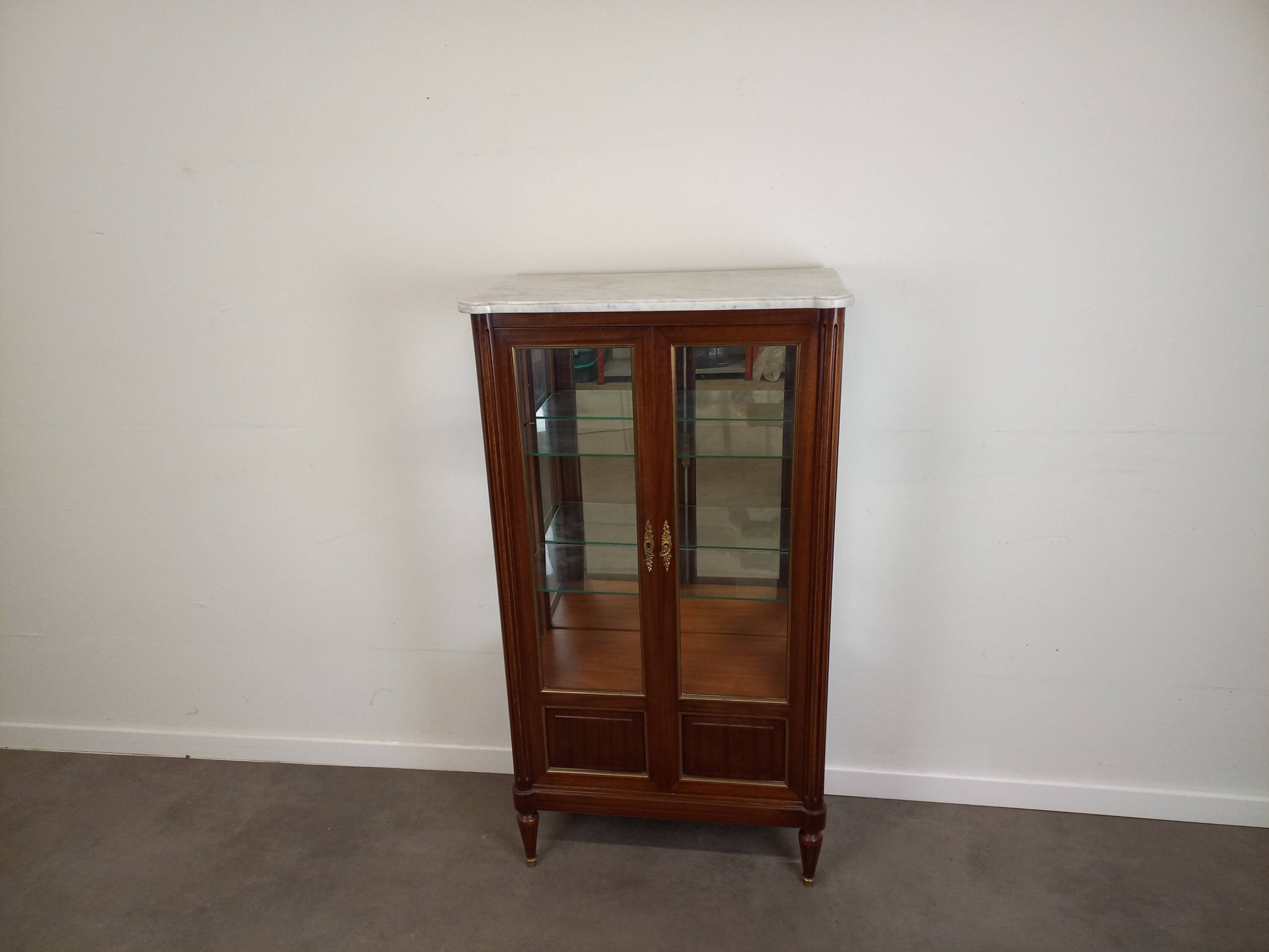 Vitrine de style Louis XVI