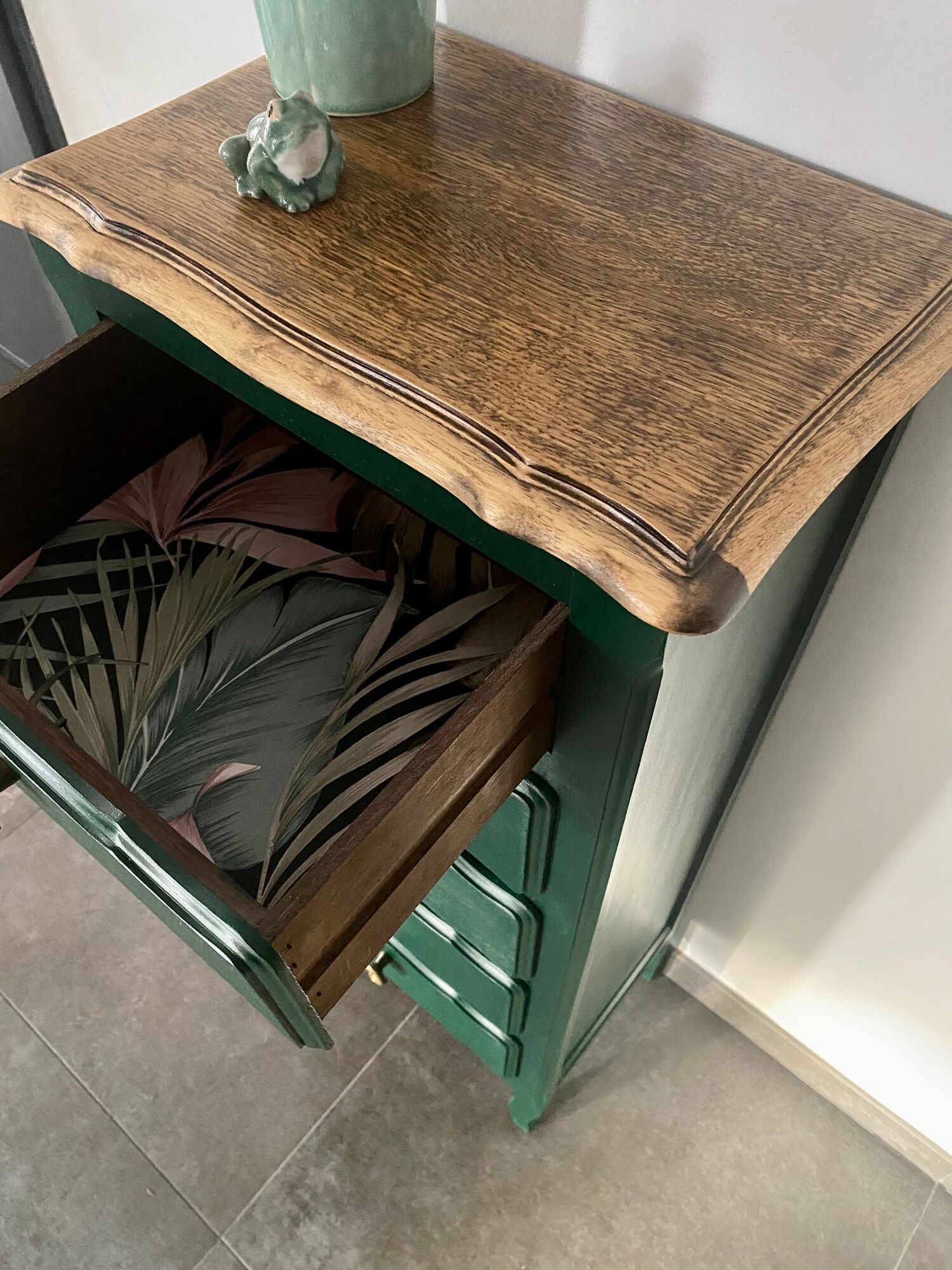Chiffonnier 5 tiroirs relooké vert sapin et bois brut