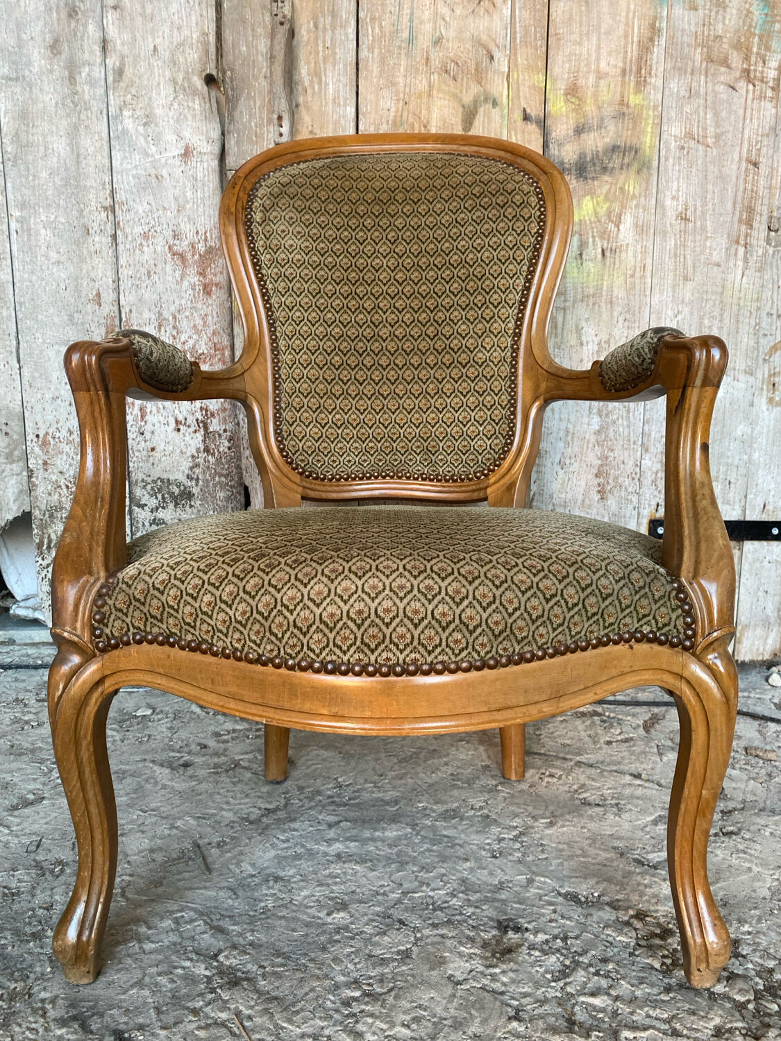 Fauteuil cabriolet ancien style Louis XV en bois et tissu, fin XIXème