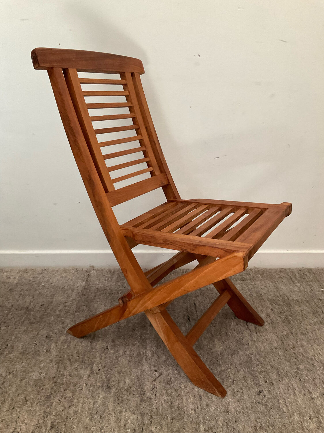 Folding teak children's chair