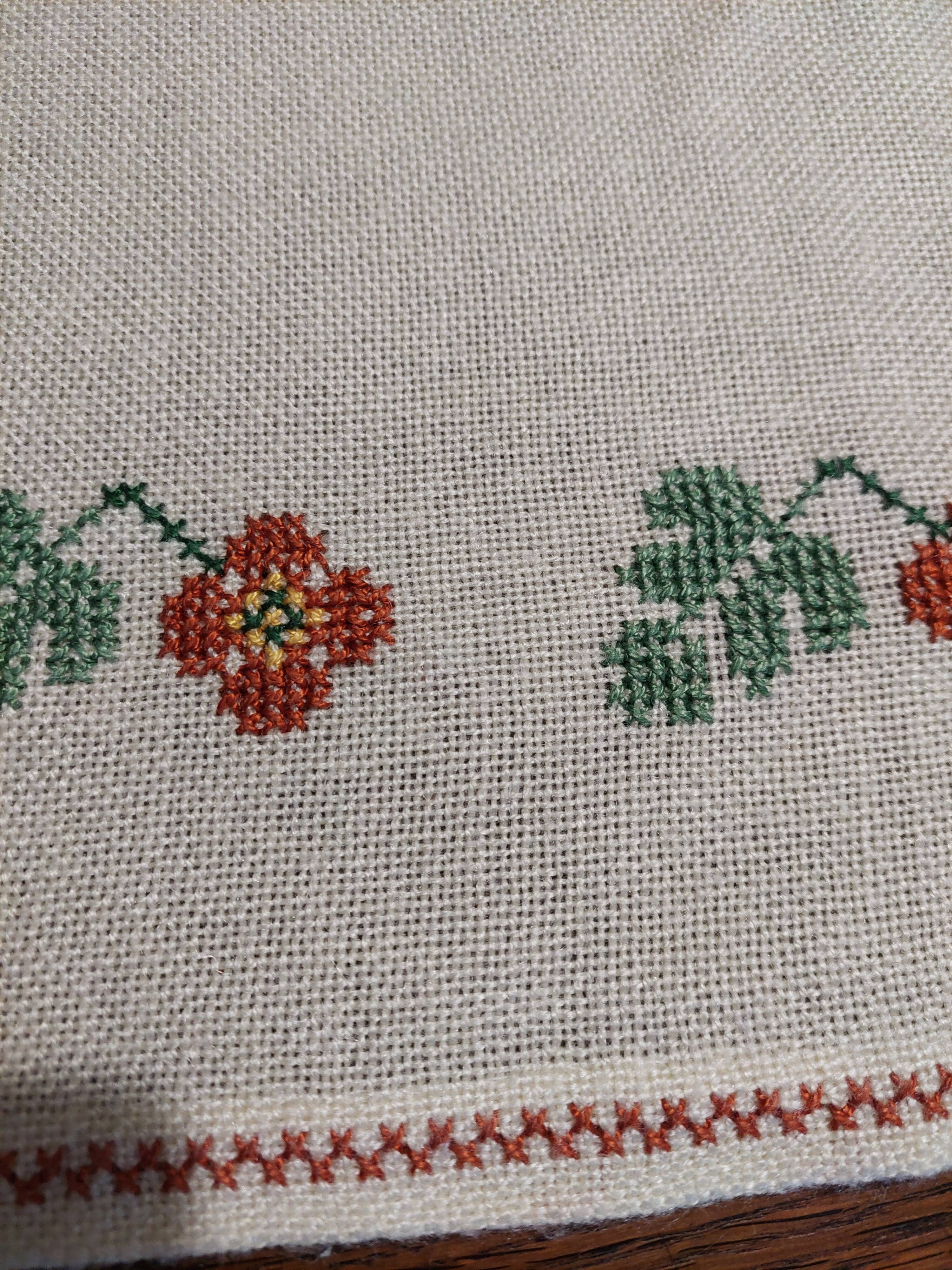 Vintage linen tablecloth and napkins acrylic embroidery 147 X 160 cm