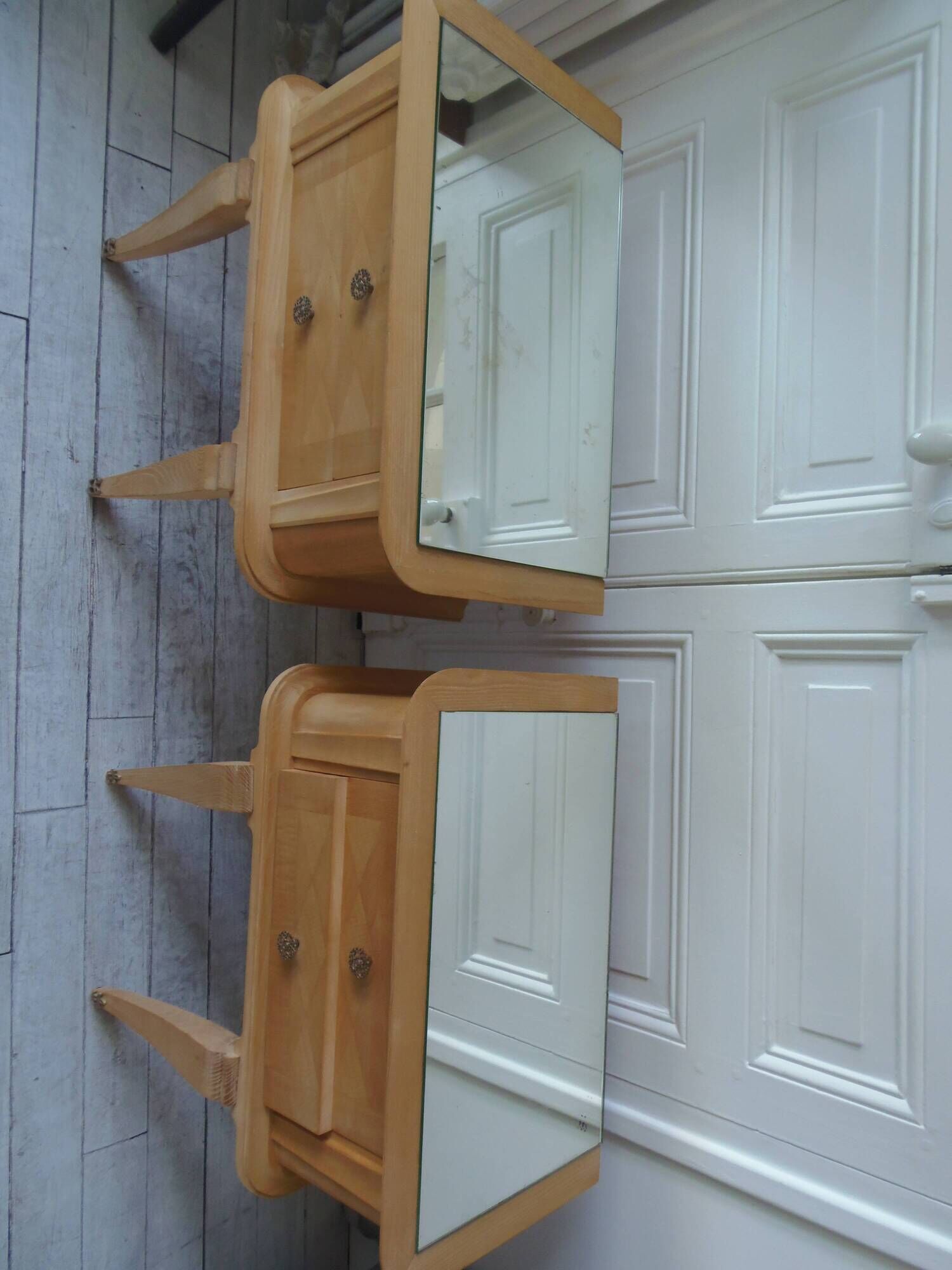 Paire de chevets vintages en bois brut , plateaux miroir.