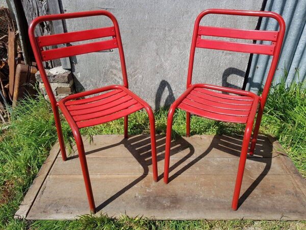 4 chaises tolix T2 en métal rouge et noir et table bistrot blanche vintage