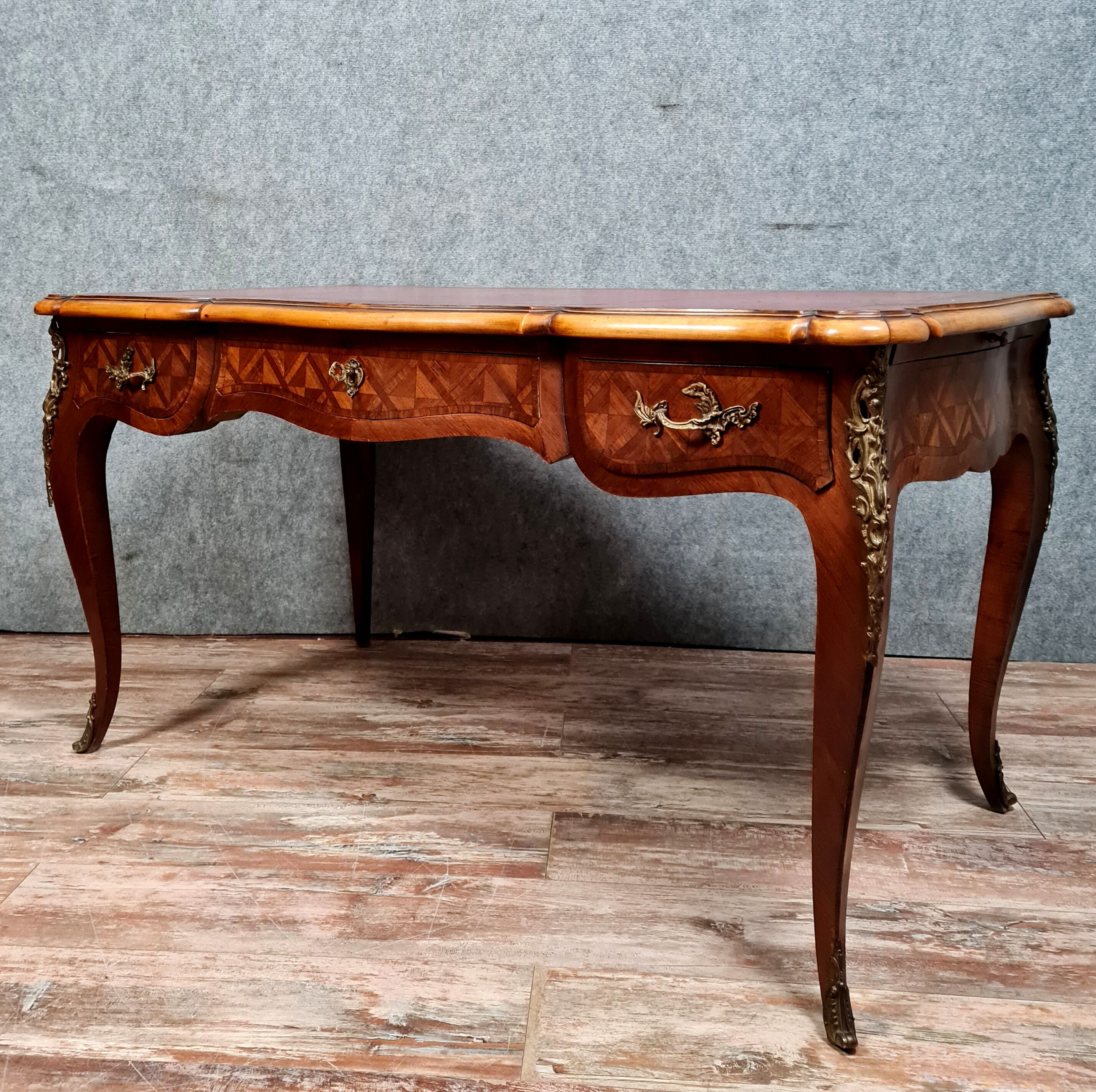 Bureau plat Louis XV a double face en marquèterie de bois précieux