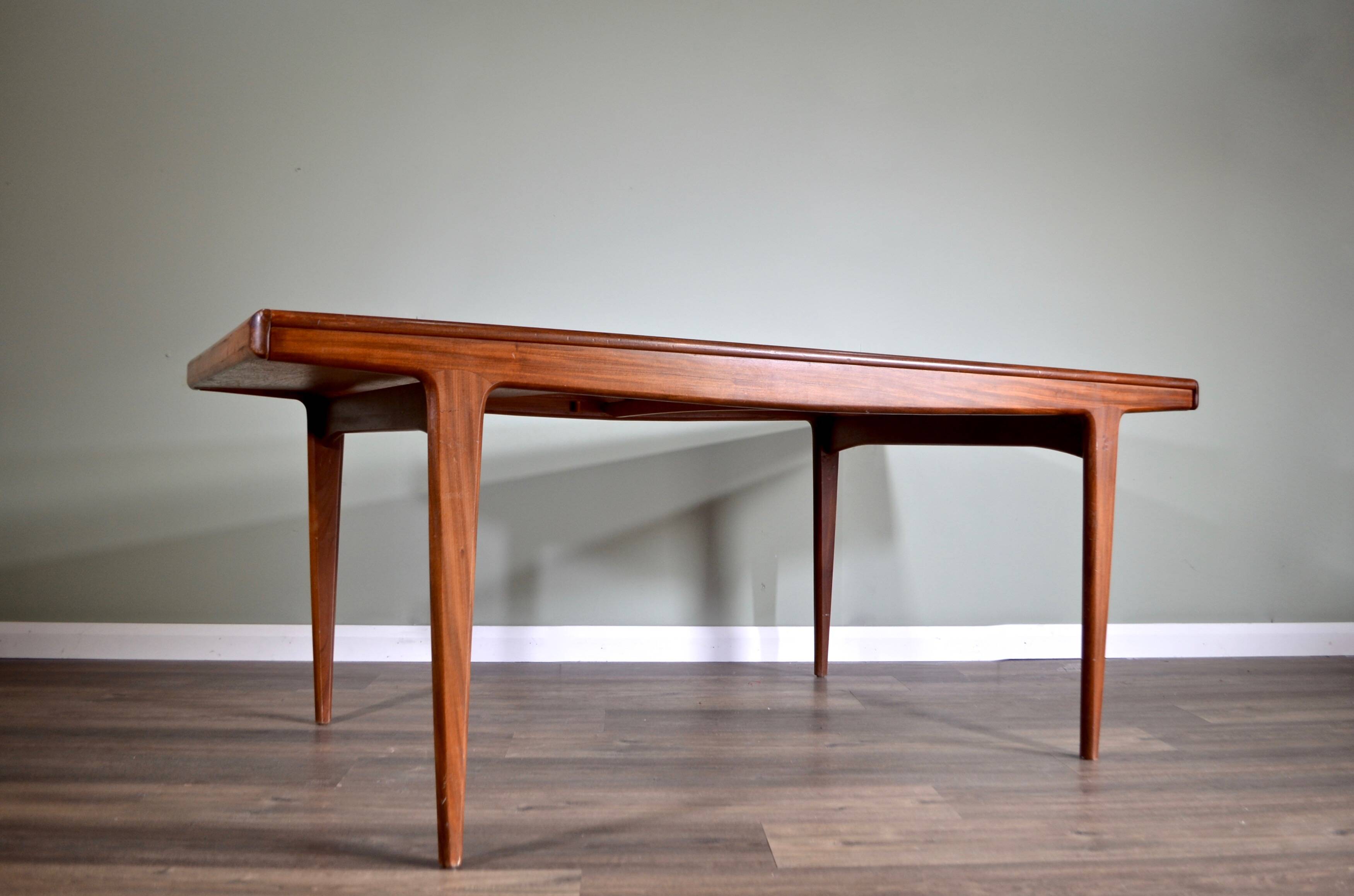 Danish Midcentury Extending Teak Table. Vintage / Modern / Retro / Scandinavian.