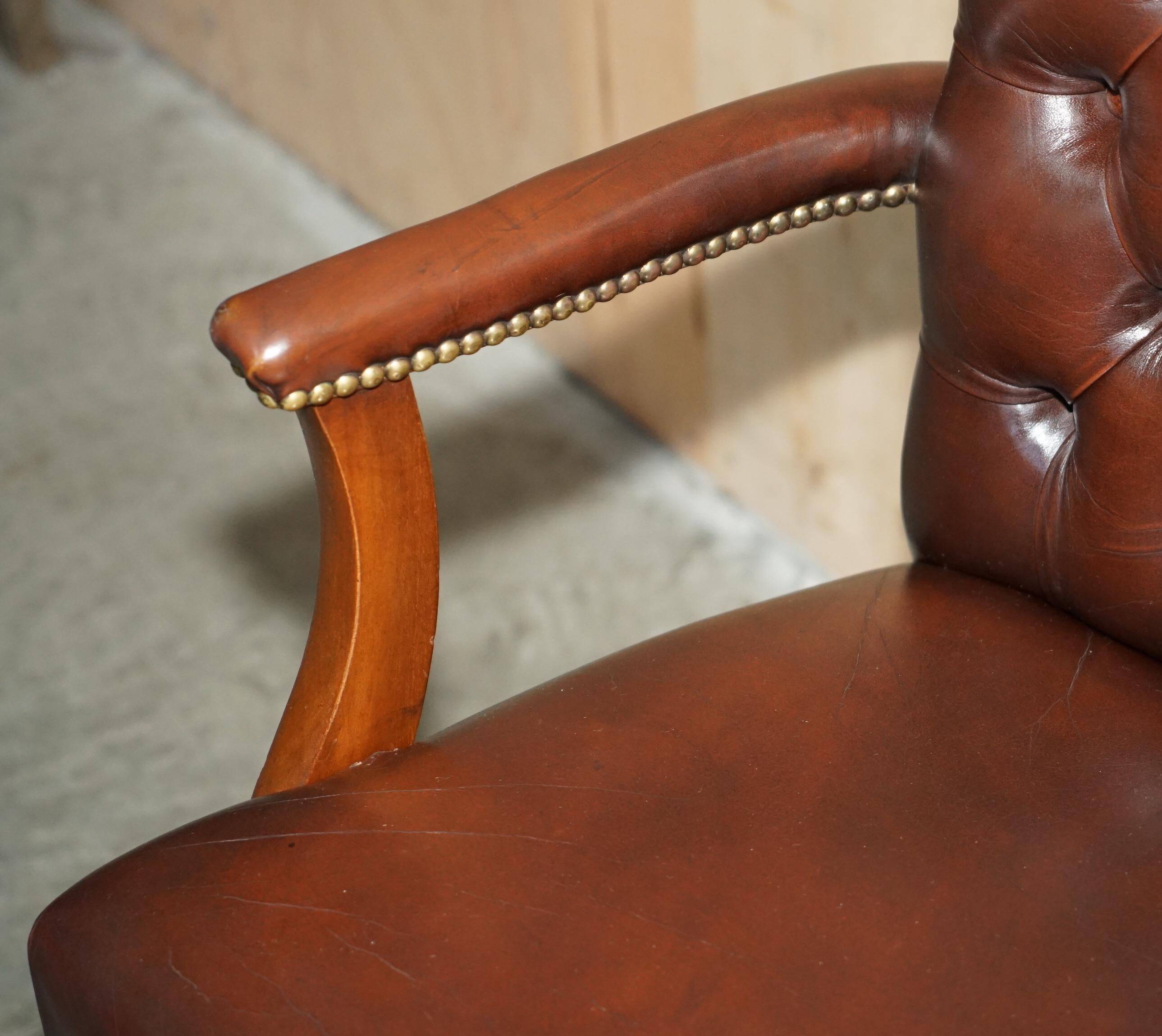 Fauteuil de bureau Gainsborough style George II Chesterfield cuir