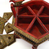 Boîte en bois laque Tayo rouge et doré sur pieds hexagonale , Birmanie XX ème