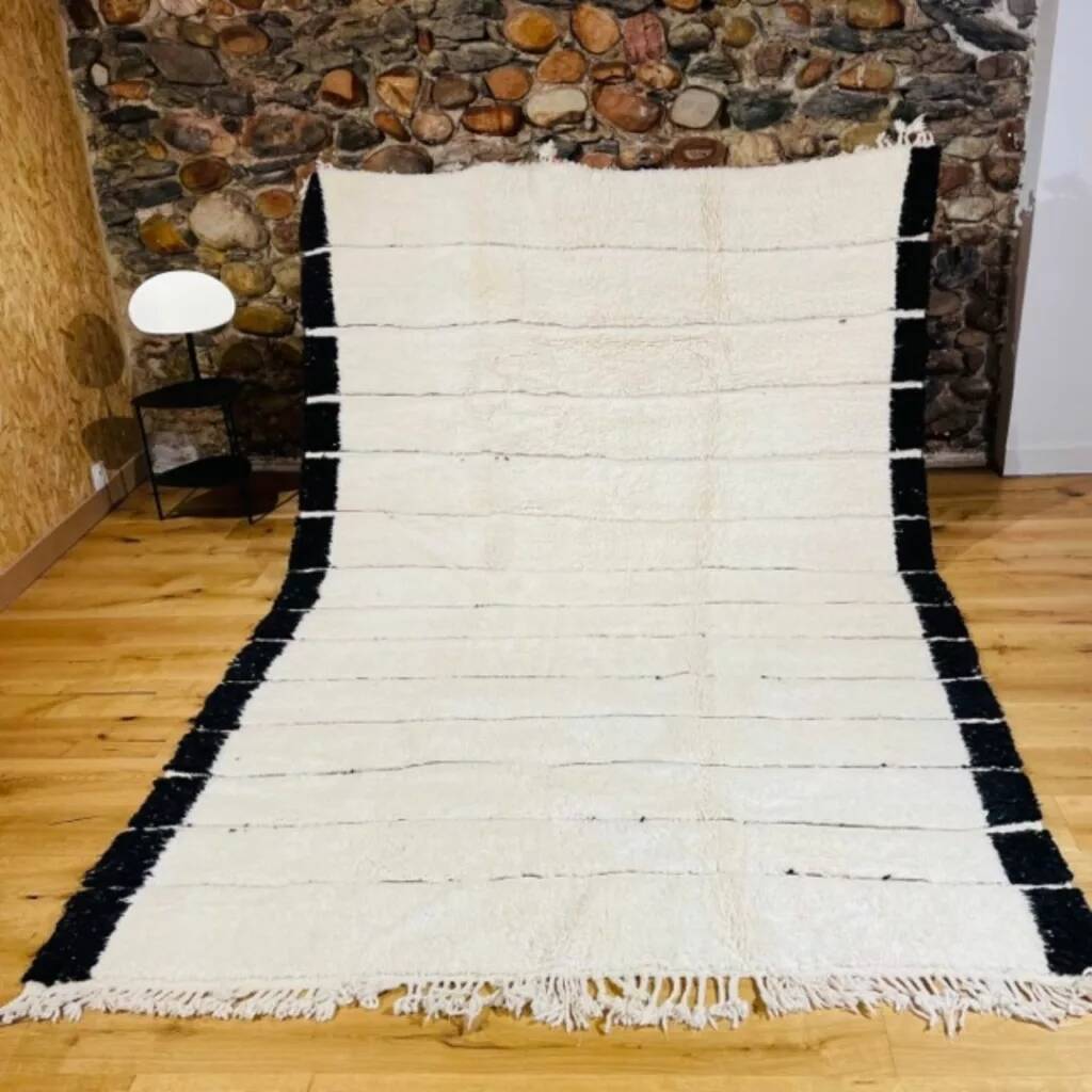 Tapis berbère blanc à bandes noires