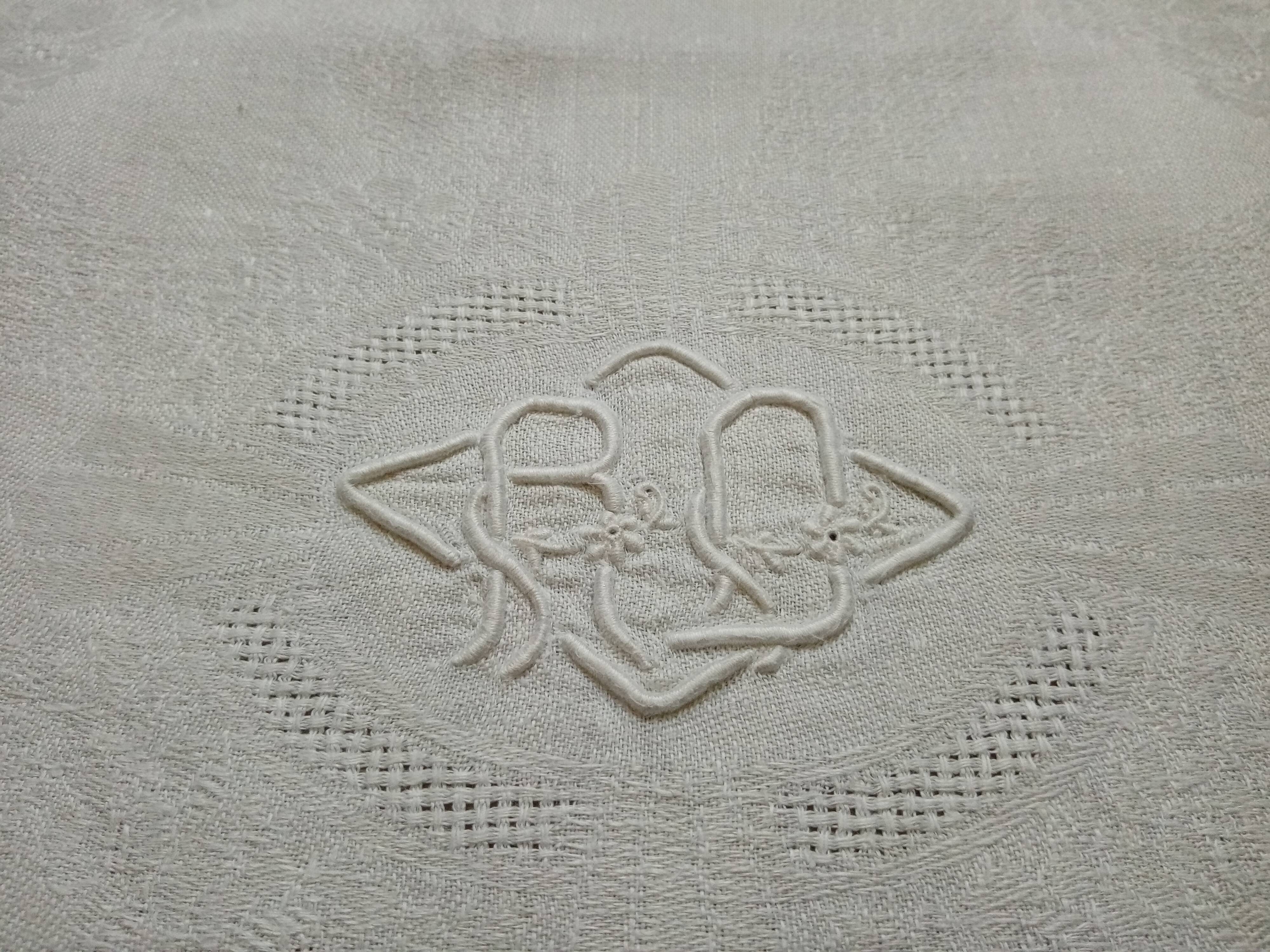 Ancient tablecloth, 12 embroidered towels monogram RD damasse de roses , friezes art deco