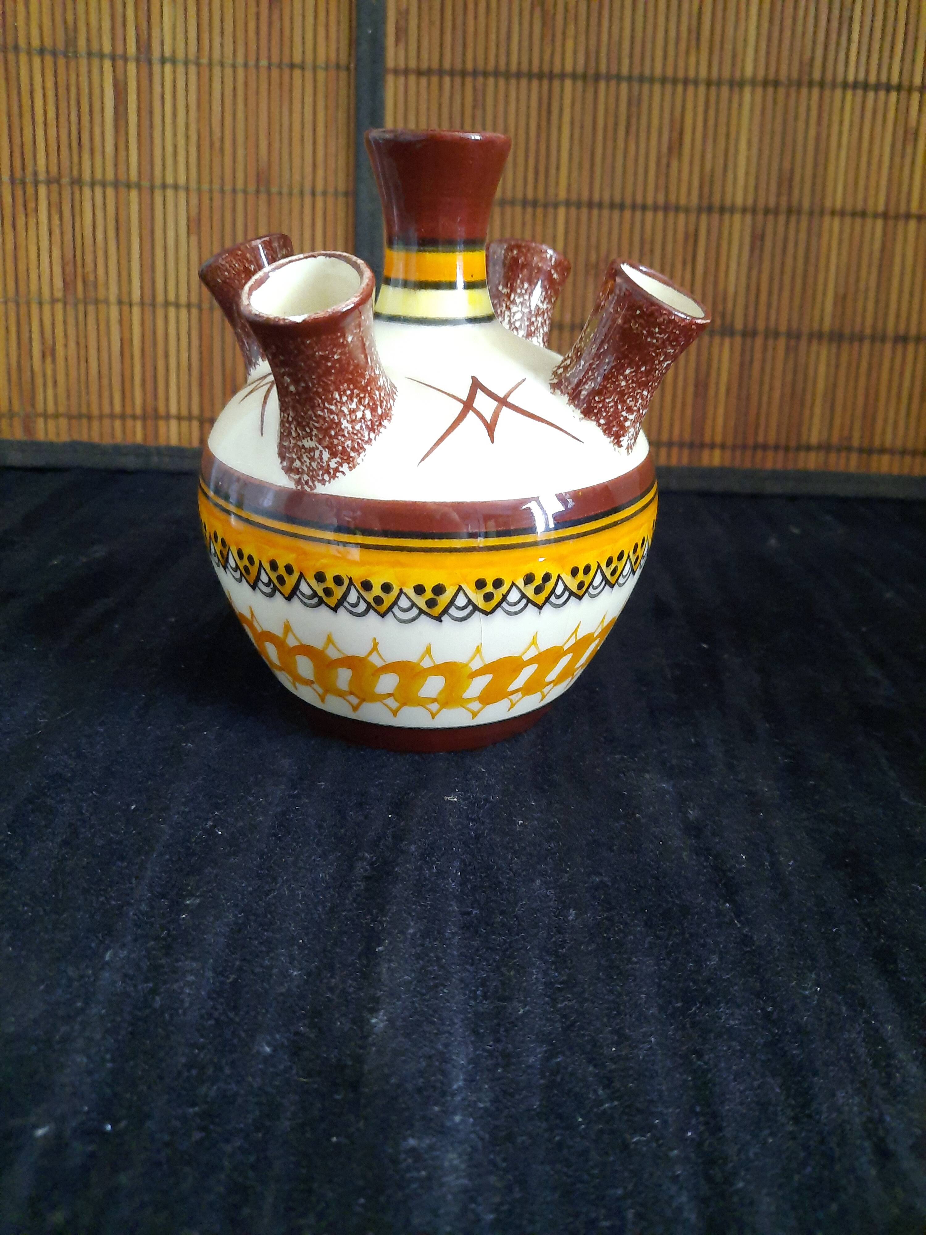 Vase, pique-fleurs en faïence de Henriot Quimper