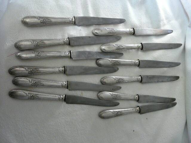 Box of 12 silver-plated art nouveau knives with steel blades