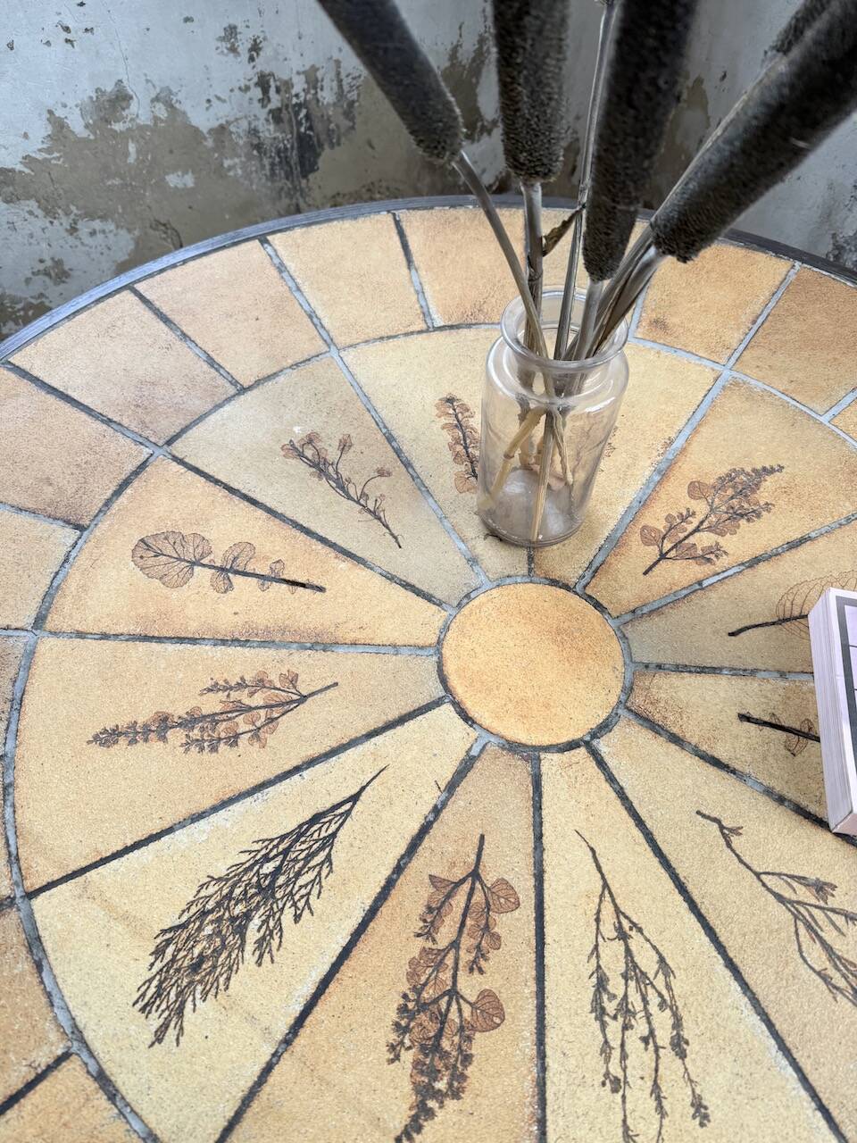 Herbier Capron ceramic dining table