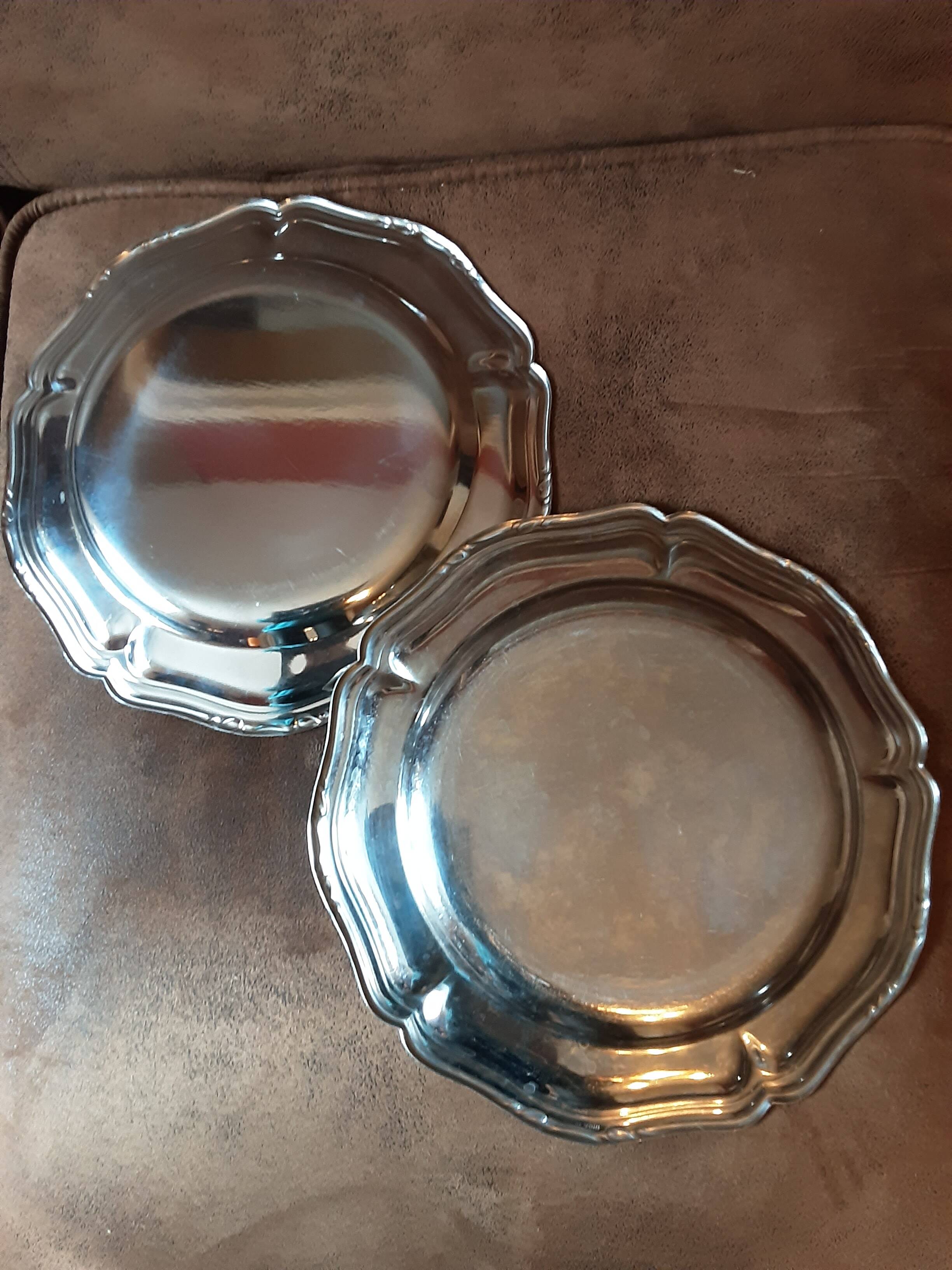 Set of 2 round stainless steel dishes