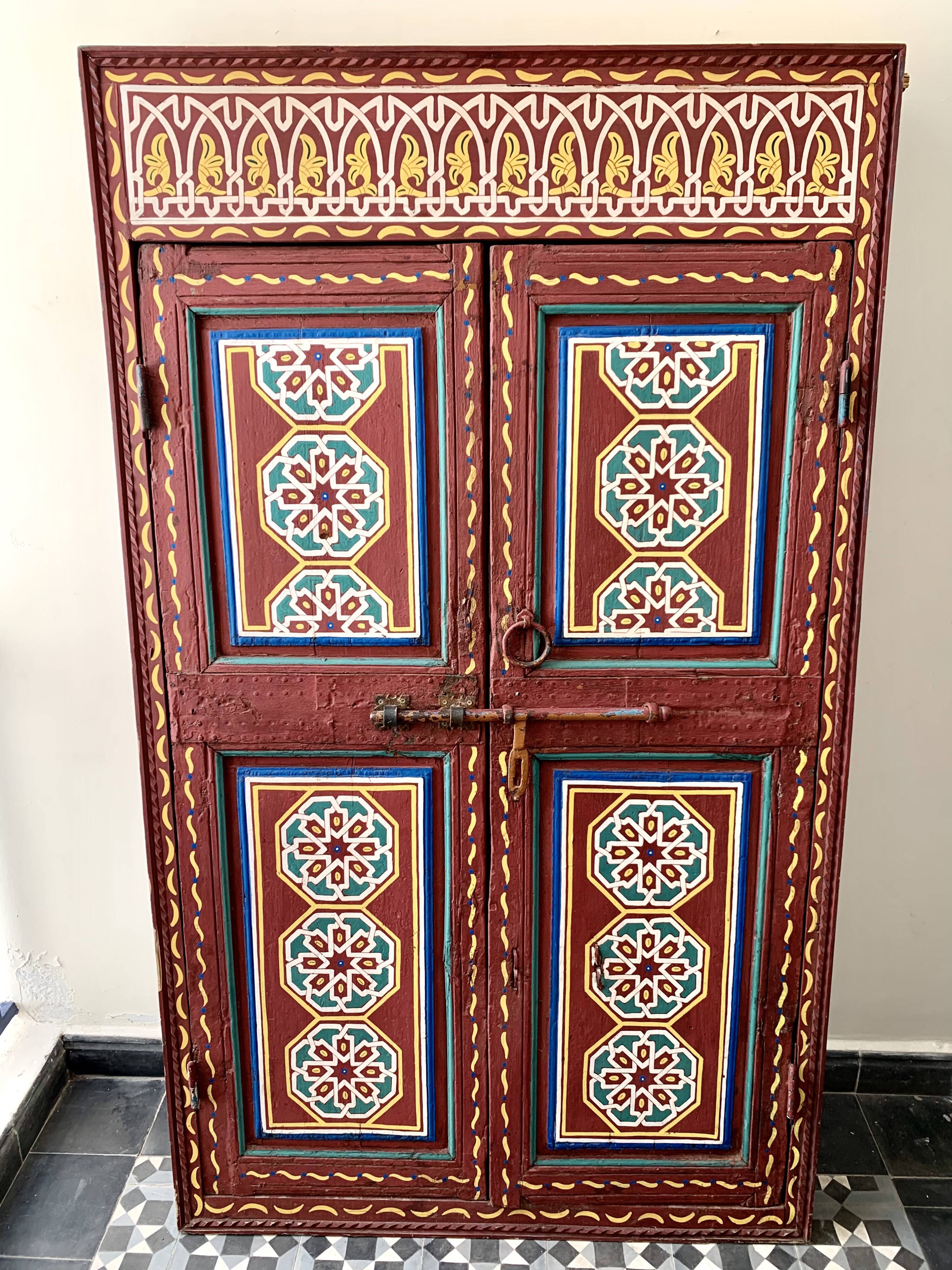 Porte marocaine de riad en bois sculpté à la main
