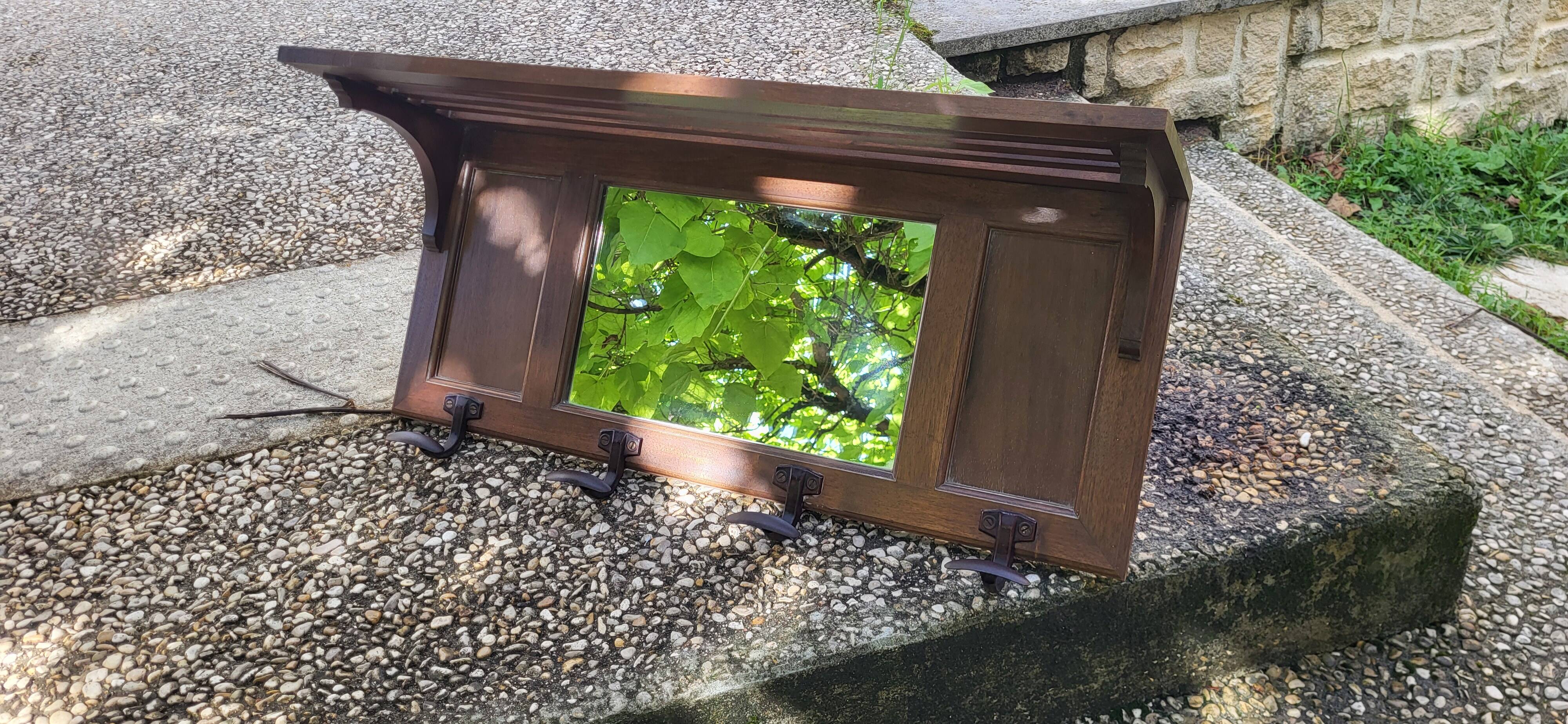 Entrance hall, wall-mounted coat rack