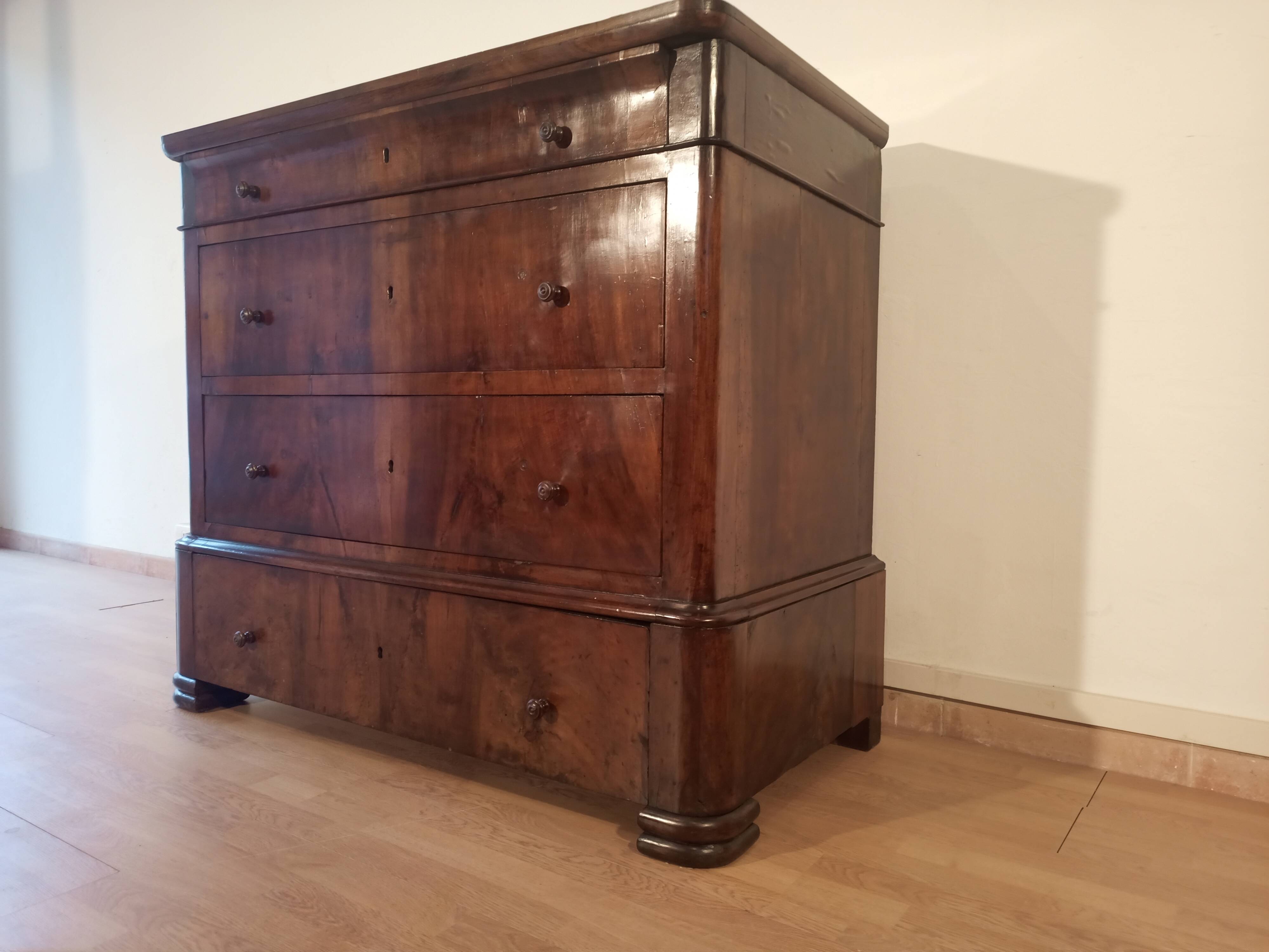 Commode italienne à quatre tiroirs en noyer de la fin du XIXe siècle