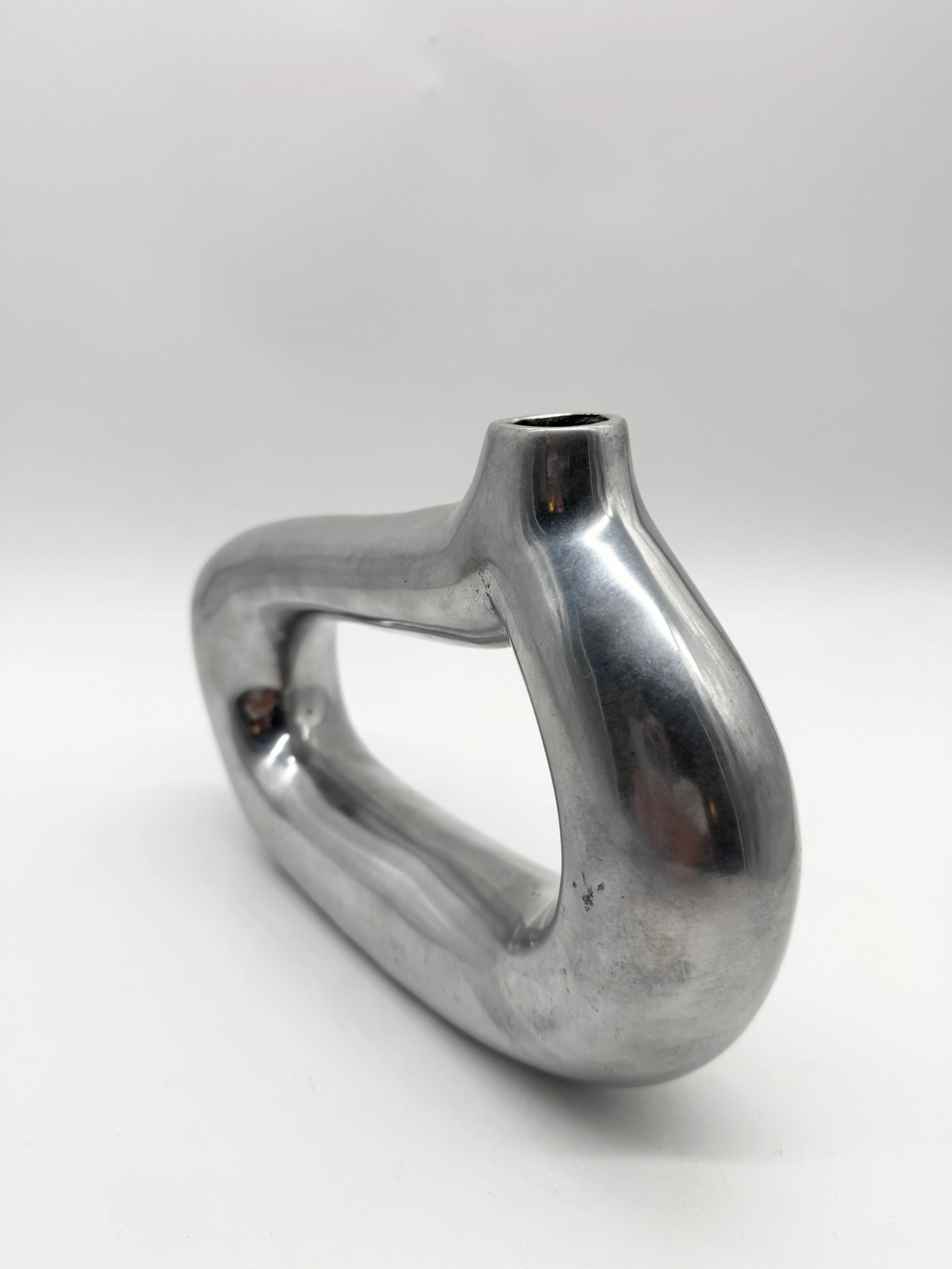 Vase sculptural en fonte d’aluminium, 1970s