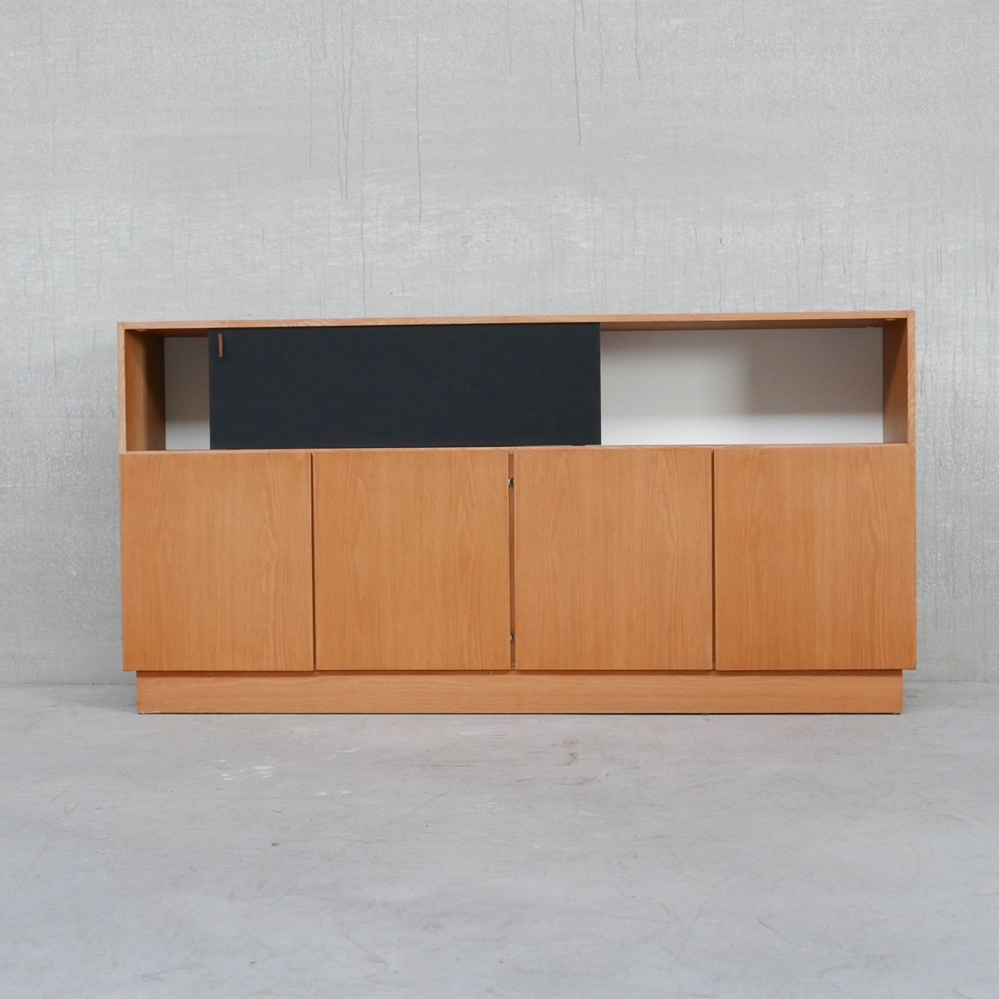Buffet moderniste du milieu du siècle De Coene