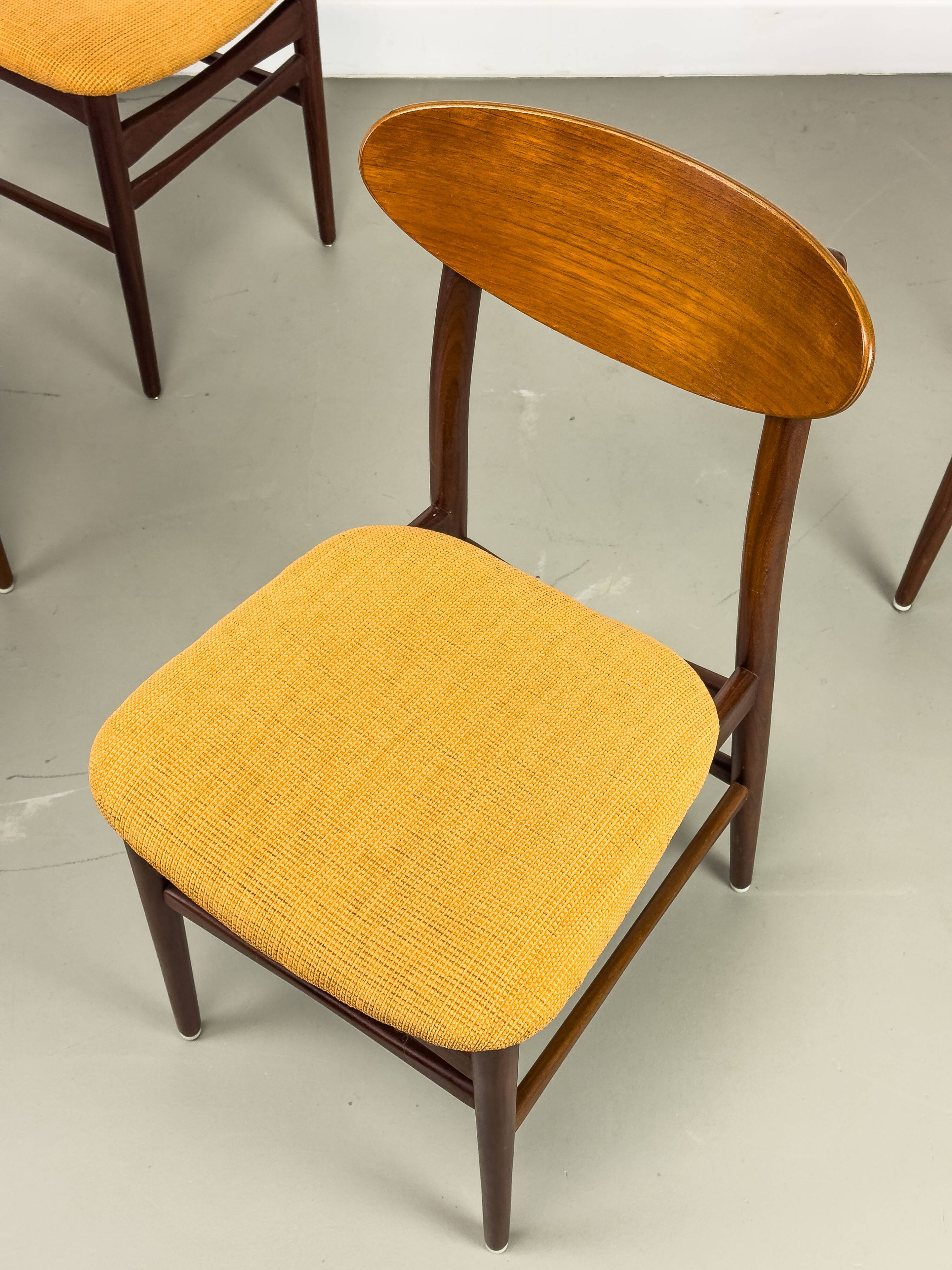 Lot de 4 chaises de salle à manger, années 1960