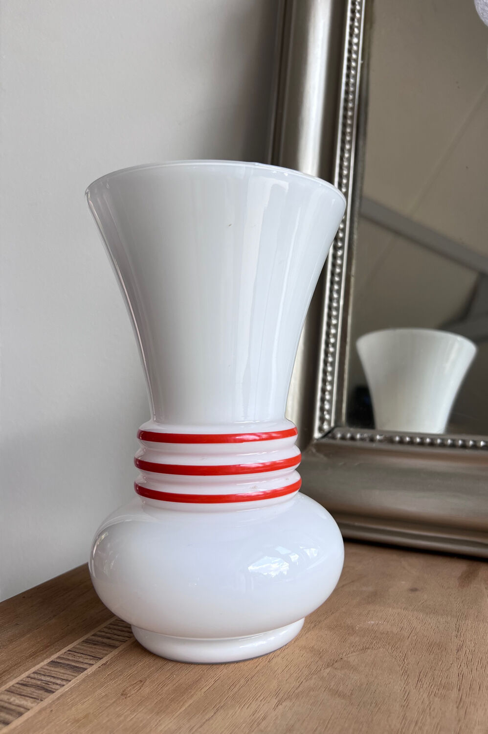 Vintage white opaline vase with red trim 29 cm White Opaline Va