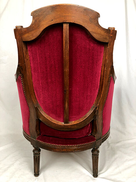 Bergère de style louis xvi garnie de velours rouge sombre, début xixe