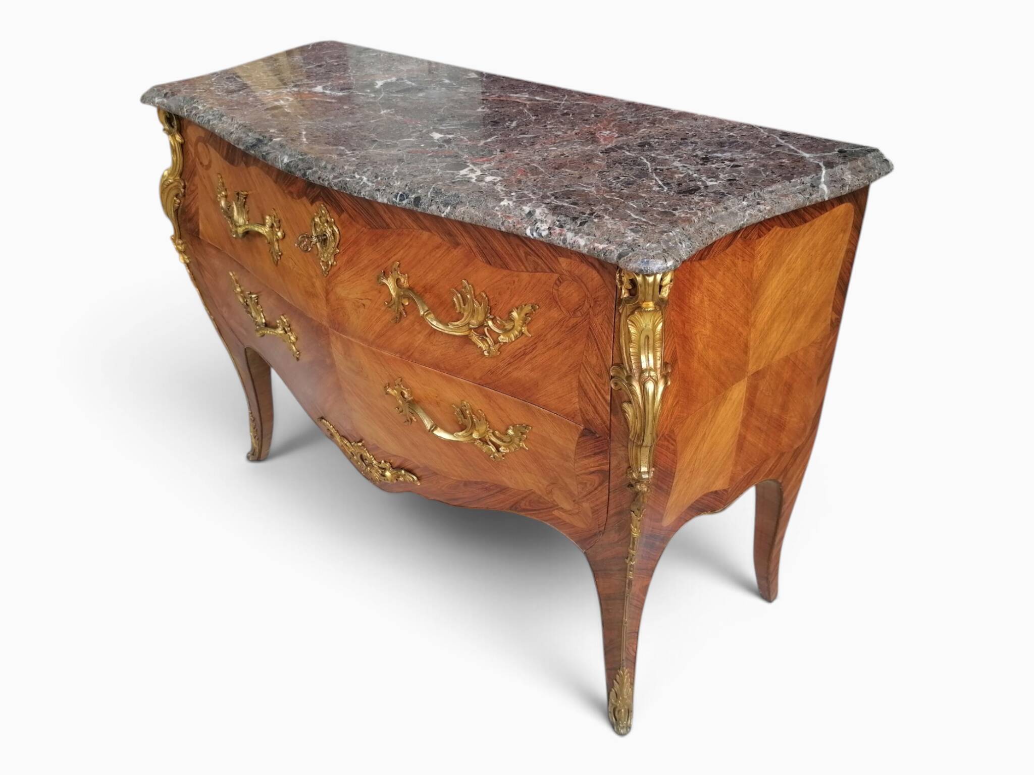Commode en bois de plaquage, marbre et bronze - Style Louis XV.