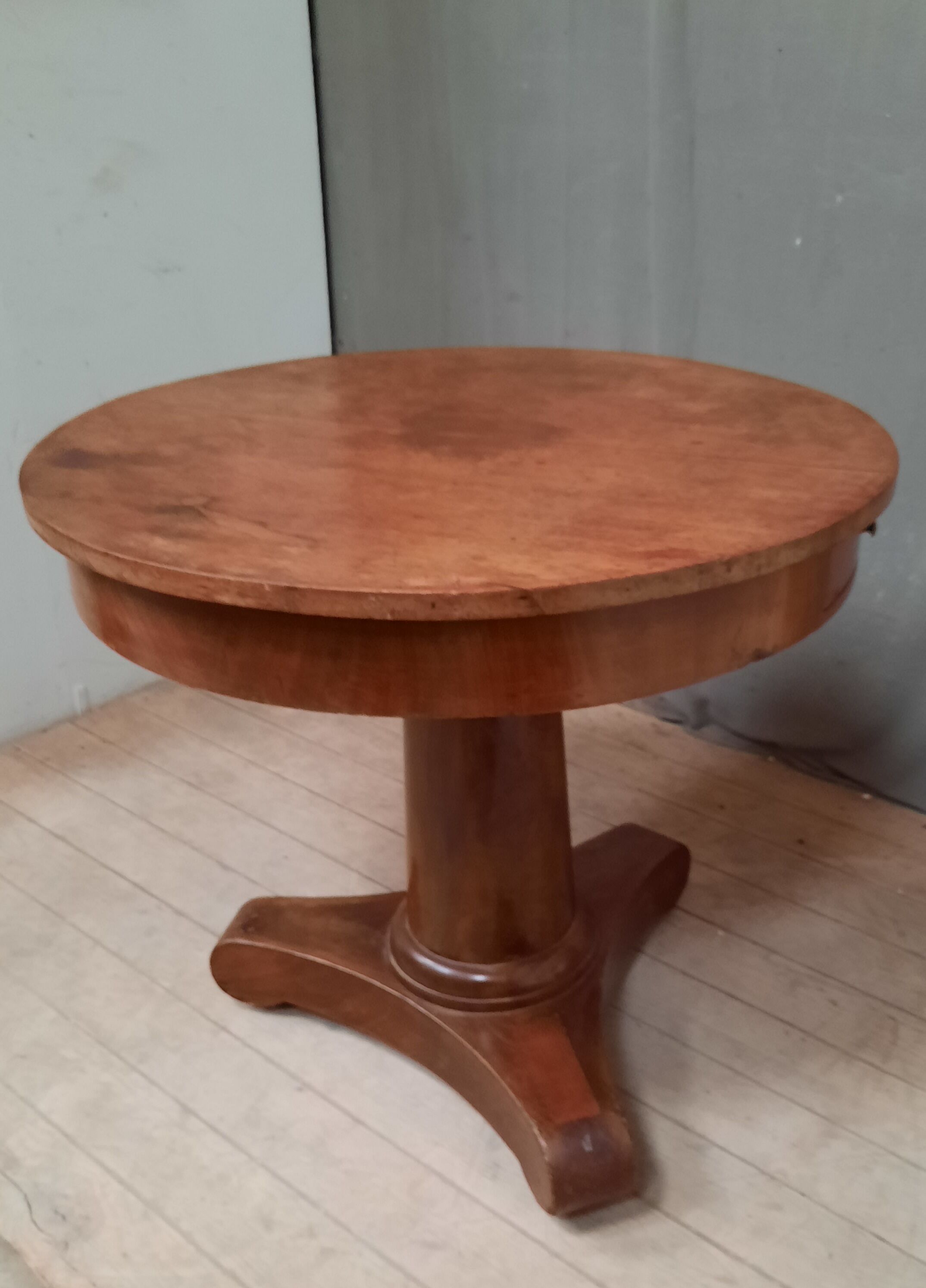 Restoration pedestal table with central barrel