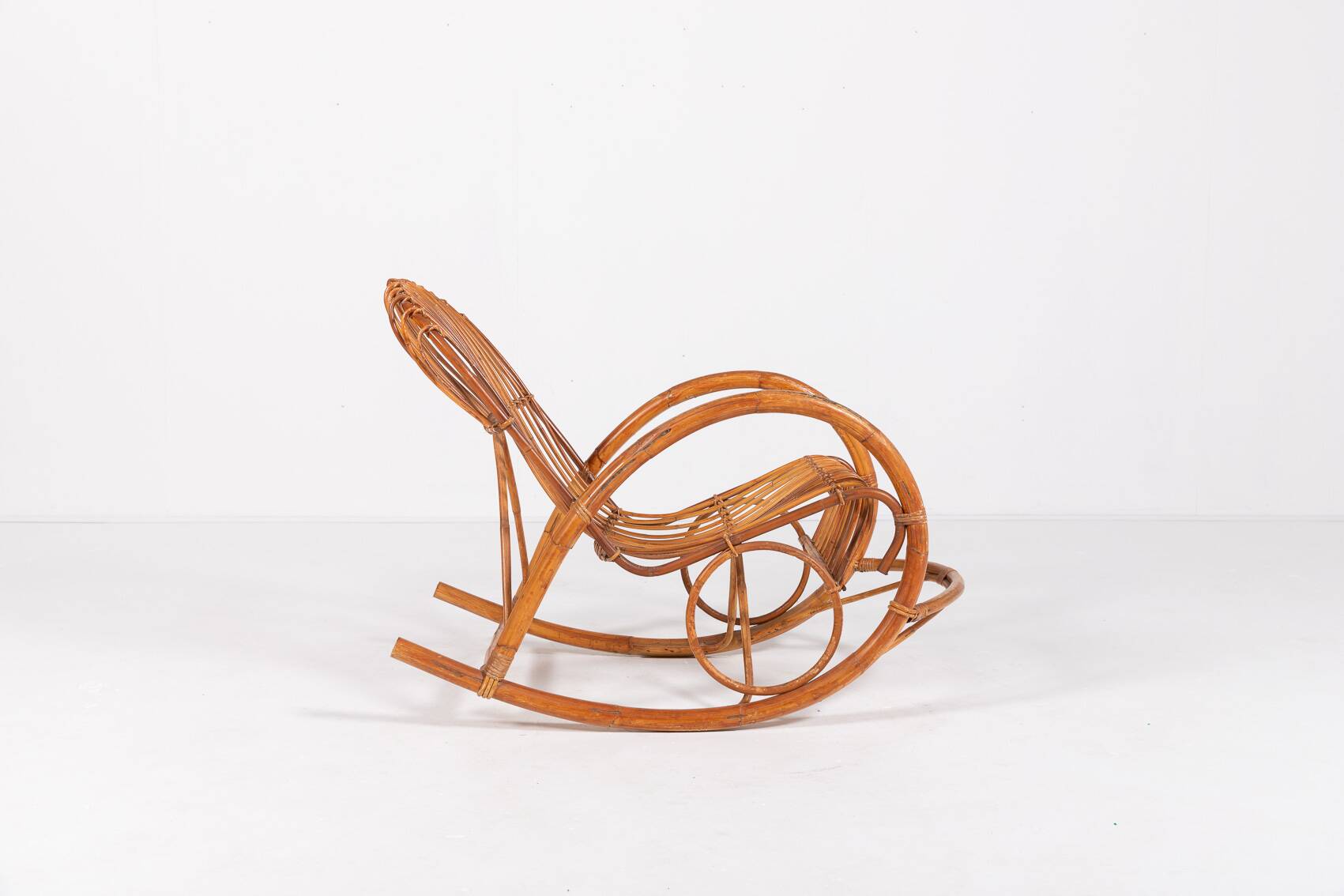 Fauteuil à bascule italien en rotin, 1960
