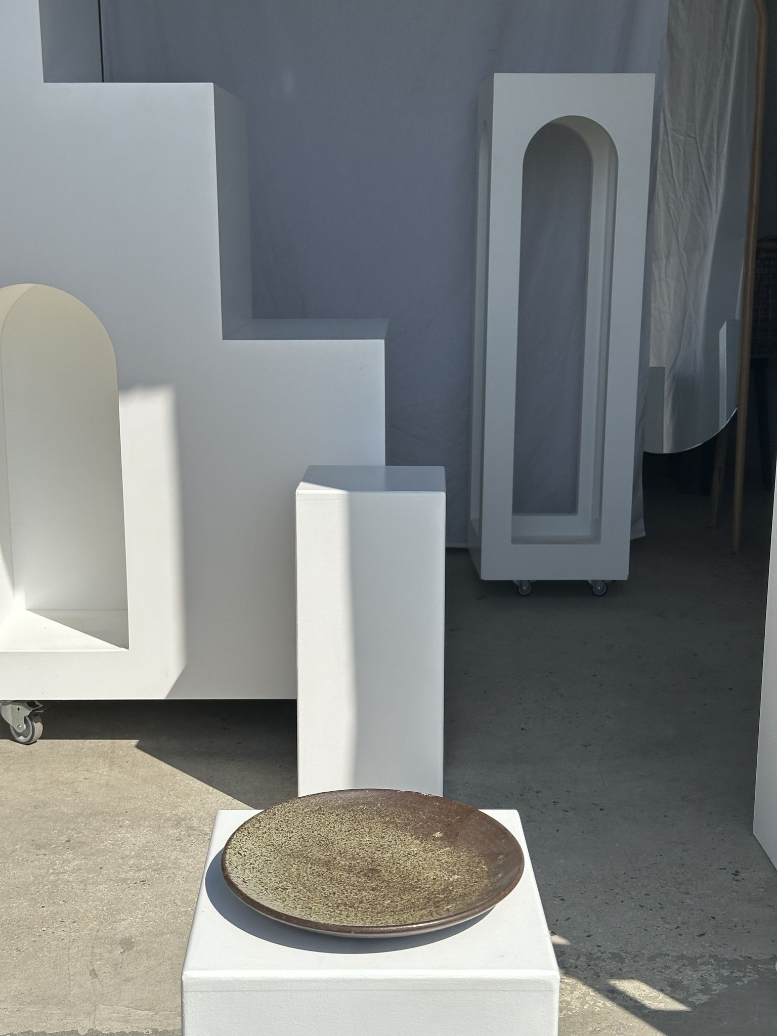 Plat en céramique vert indonésien D:26,5