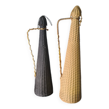 lot Bouteilles scoubidou des années ,1960 a70   , 1 noir et 1 creme  44x10