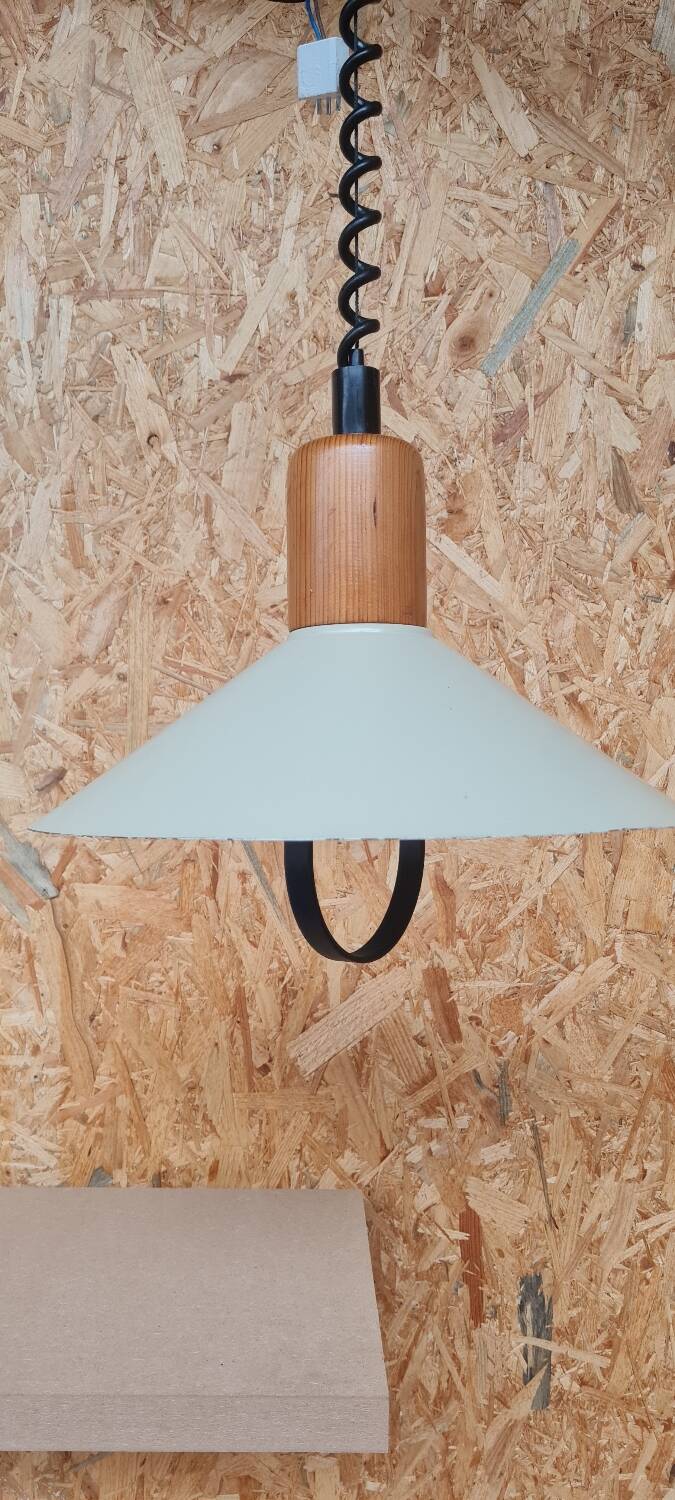 Suspension in beige enameled sheet metal