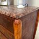 Commode vintage plateau marbre rouge