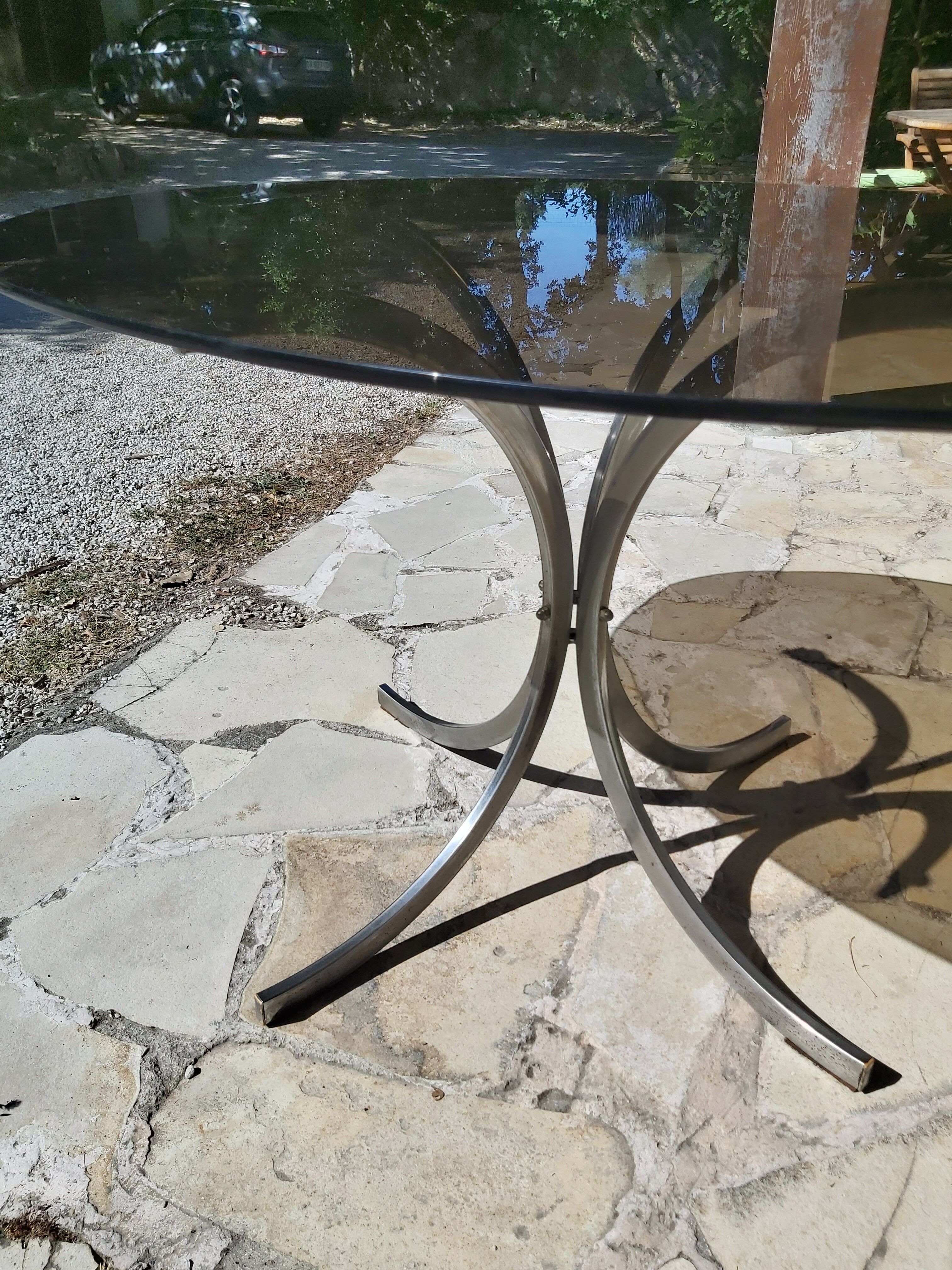 Table de salle a manger ovale en métal et verre fumé années 70