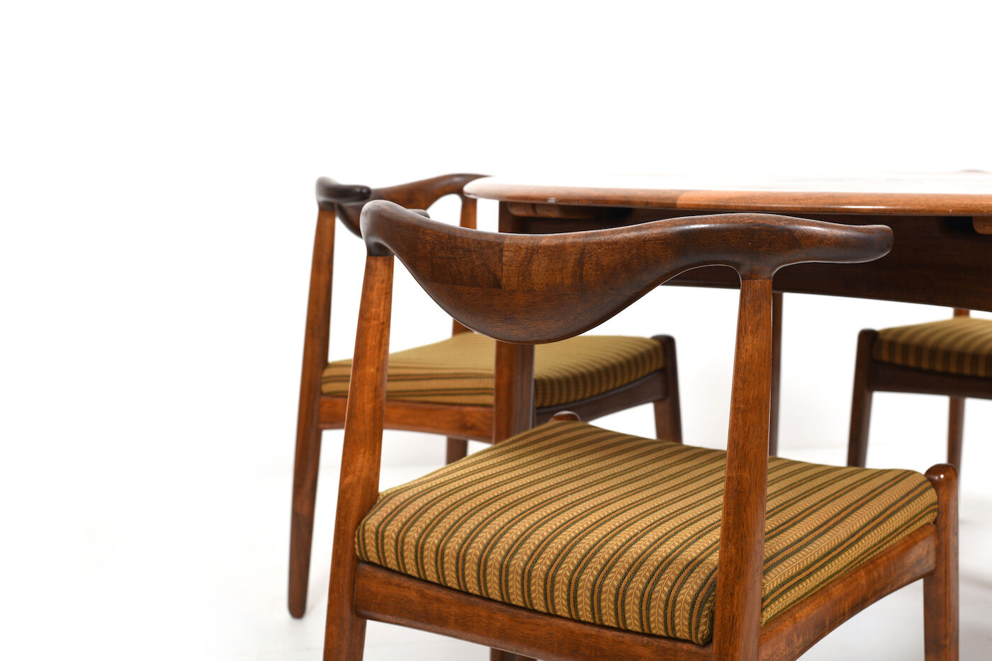 Chaises Cowhorn  et table par Svend Aage Madsen