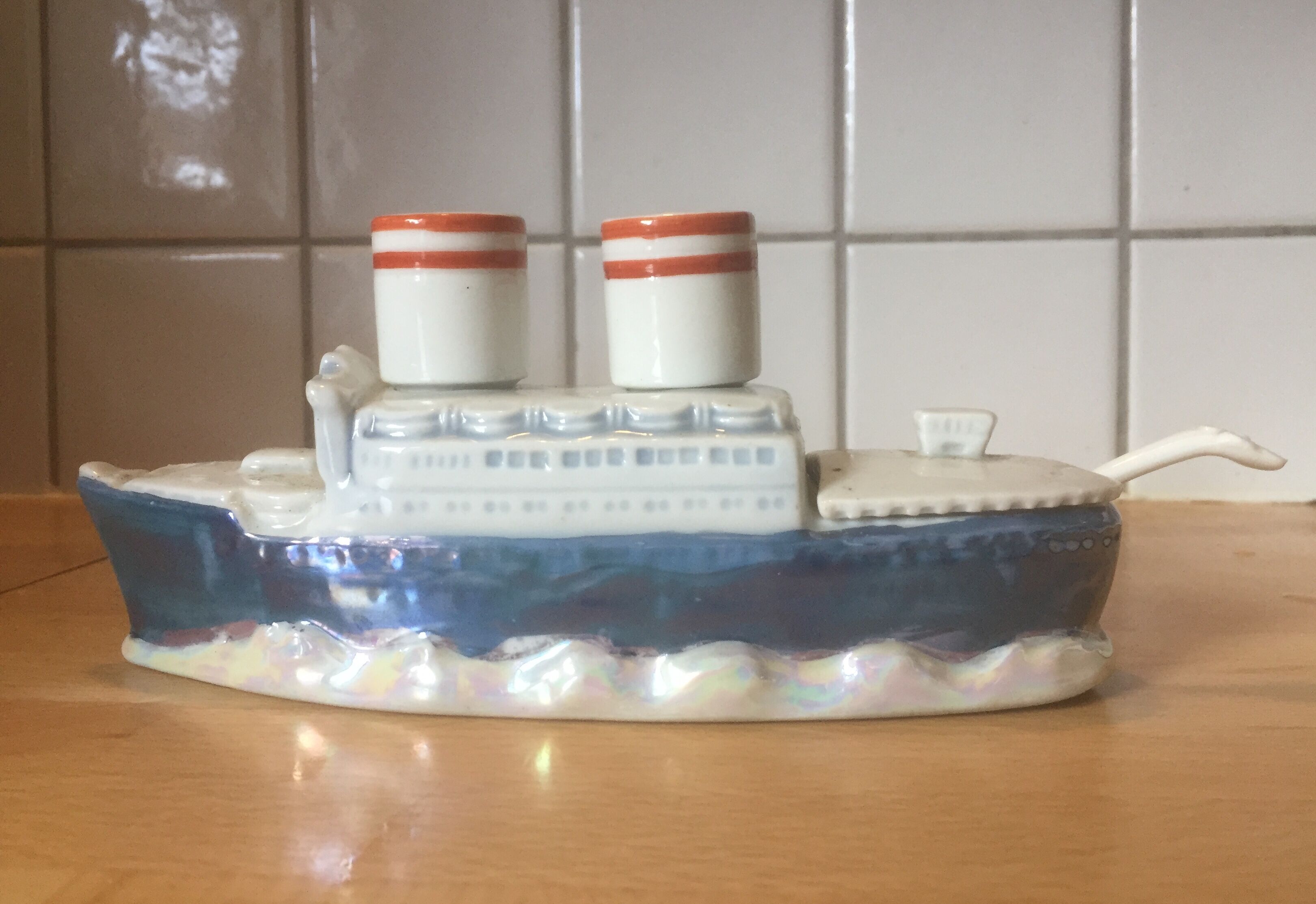 Service condiments à paquebot, sel, poivre, moutarde, porcelaine irisée, vintage