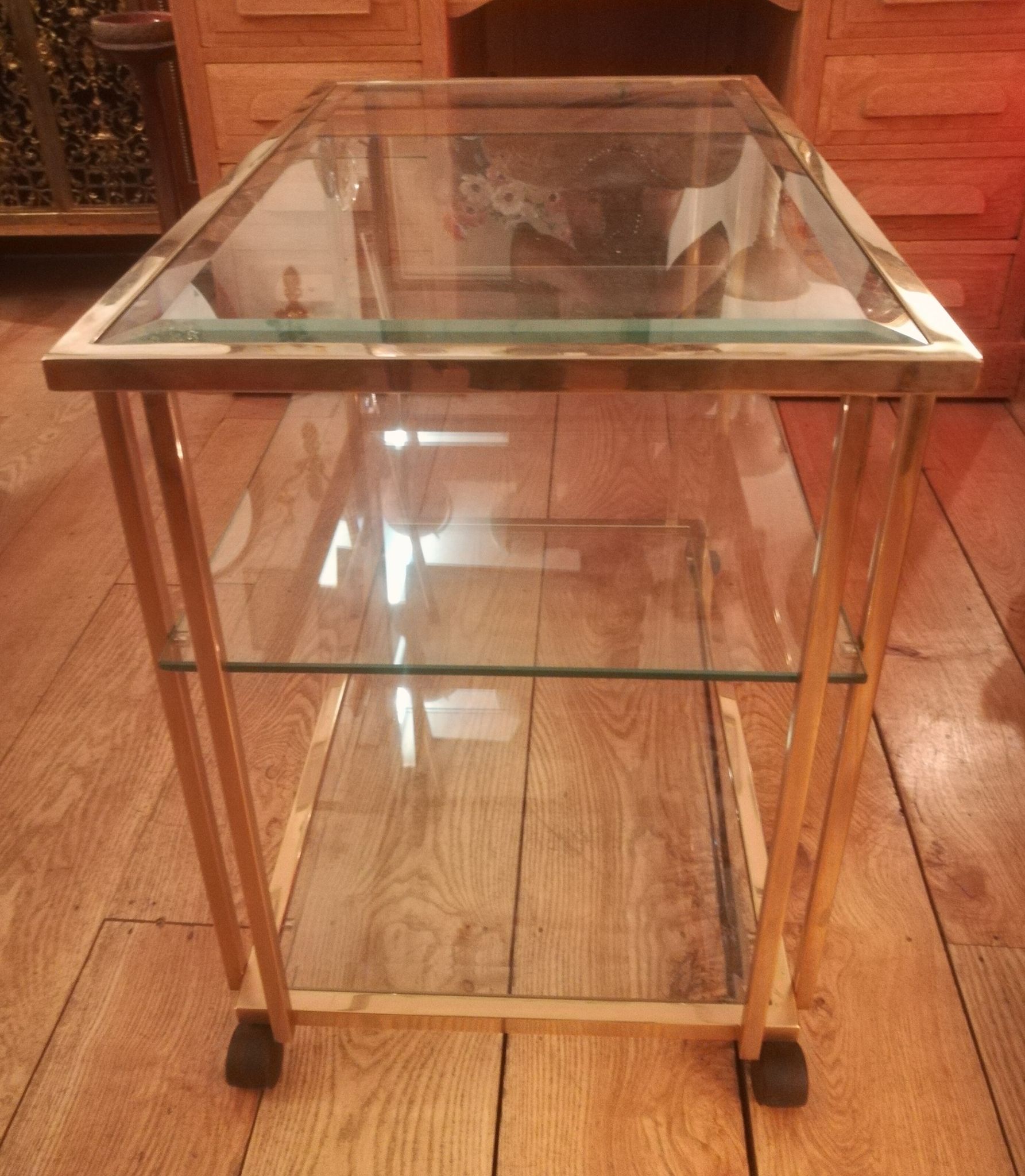 Desserte à roulettes en laiton doré et verre biseauté