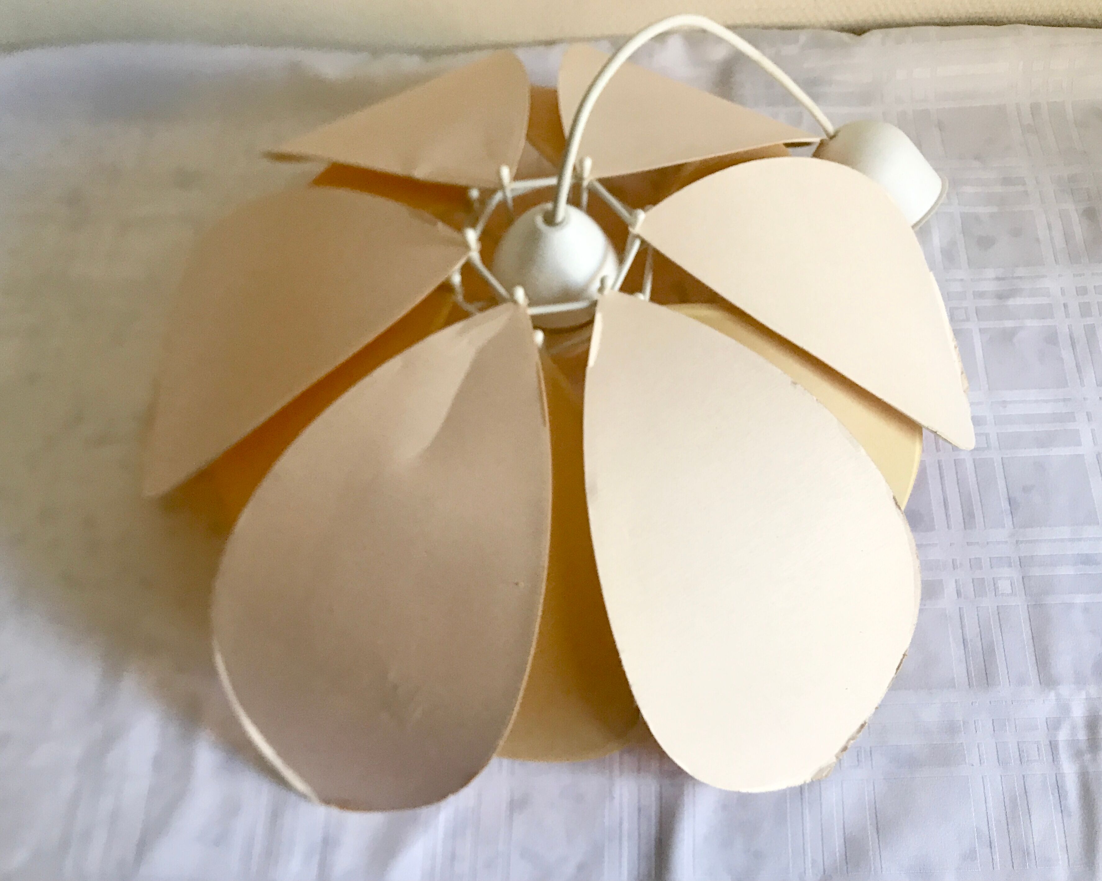 Suspension flower petals