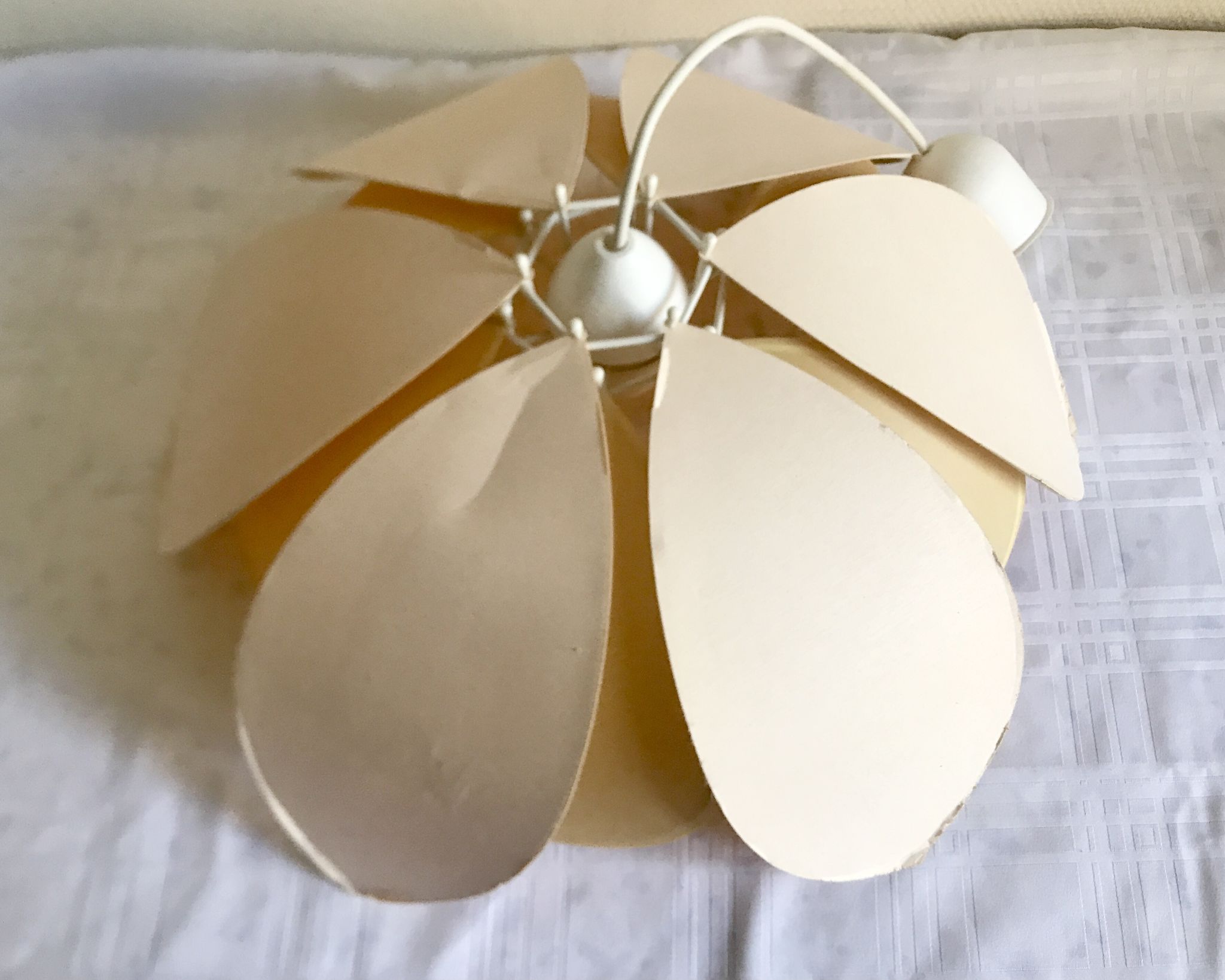 Suspension flower petals