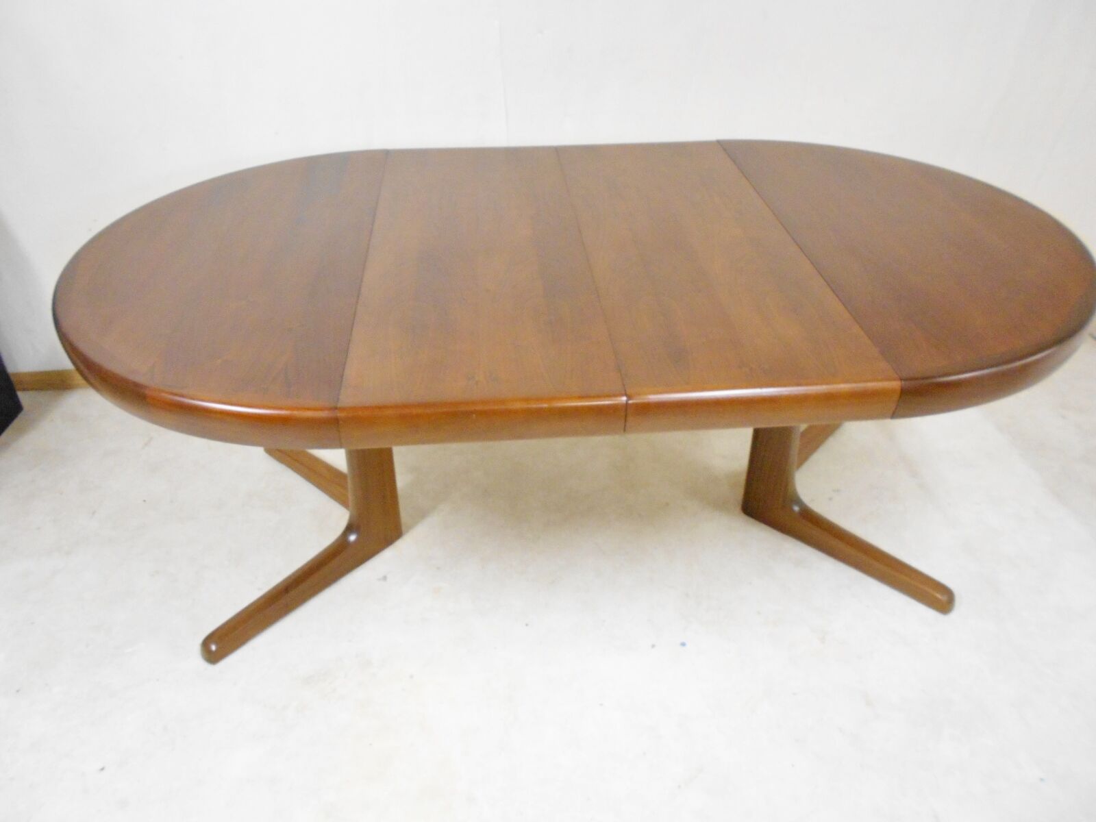 Expandable round teak table