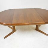 Expandable round teak table