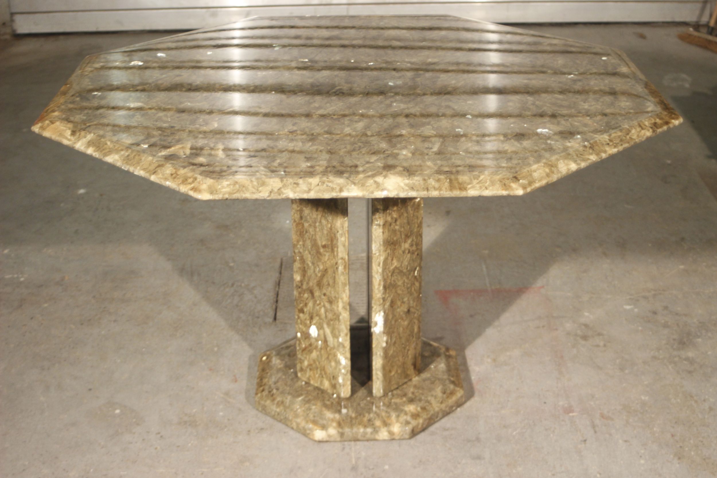 Octagonal post-modernist lounge table in marble beaded massive green quartz, Italy 1970s