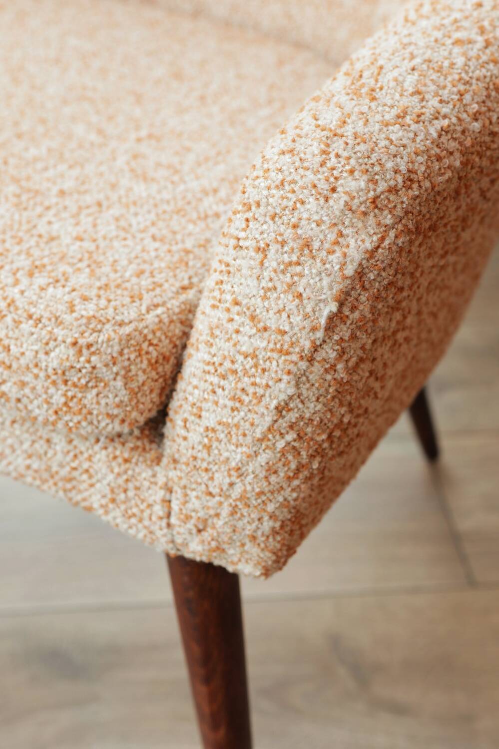 2 fauteuils en tissu bouclé blanc et orange, 1960