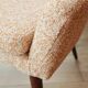 2 fauteuils en tissu bouclé blanc et orange, 1960