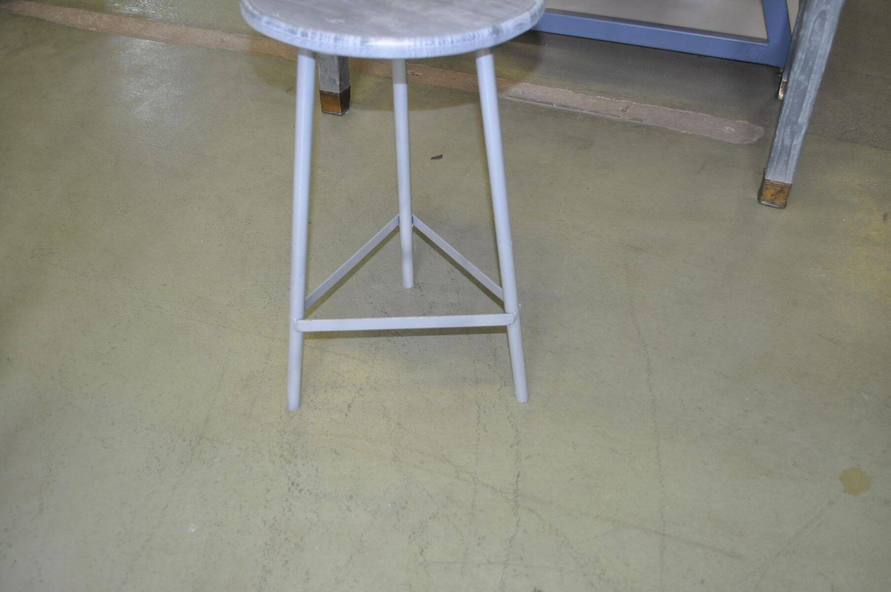 Round industrial stool in grey metal - mid-century style from the 1960s