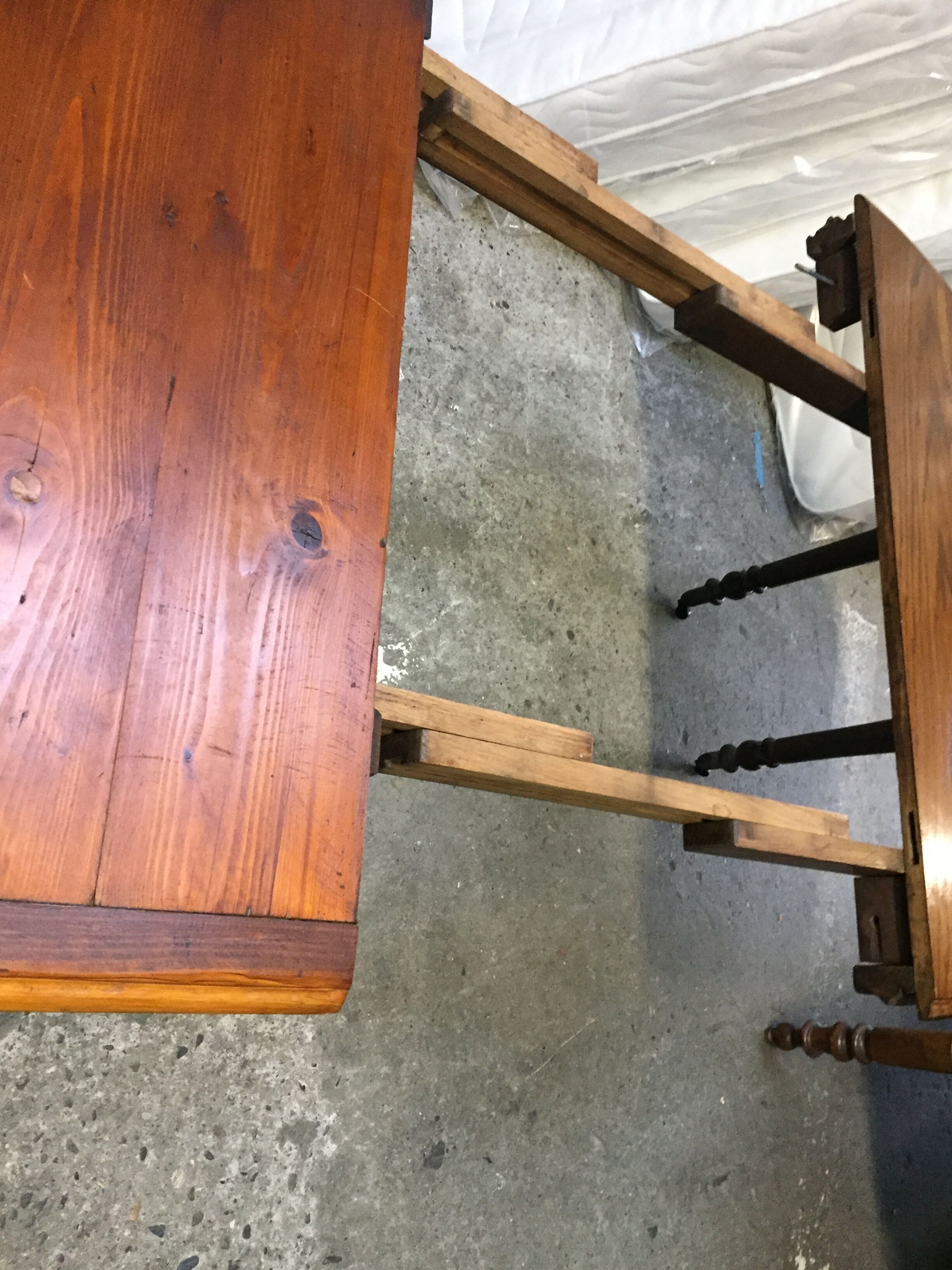 Table round central leg extensions oak end 19 th