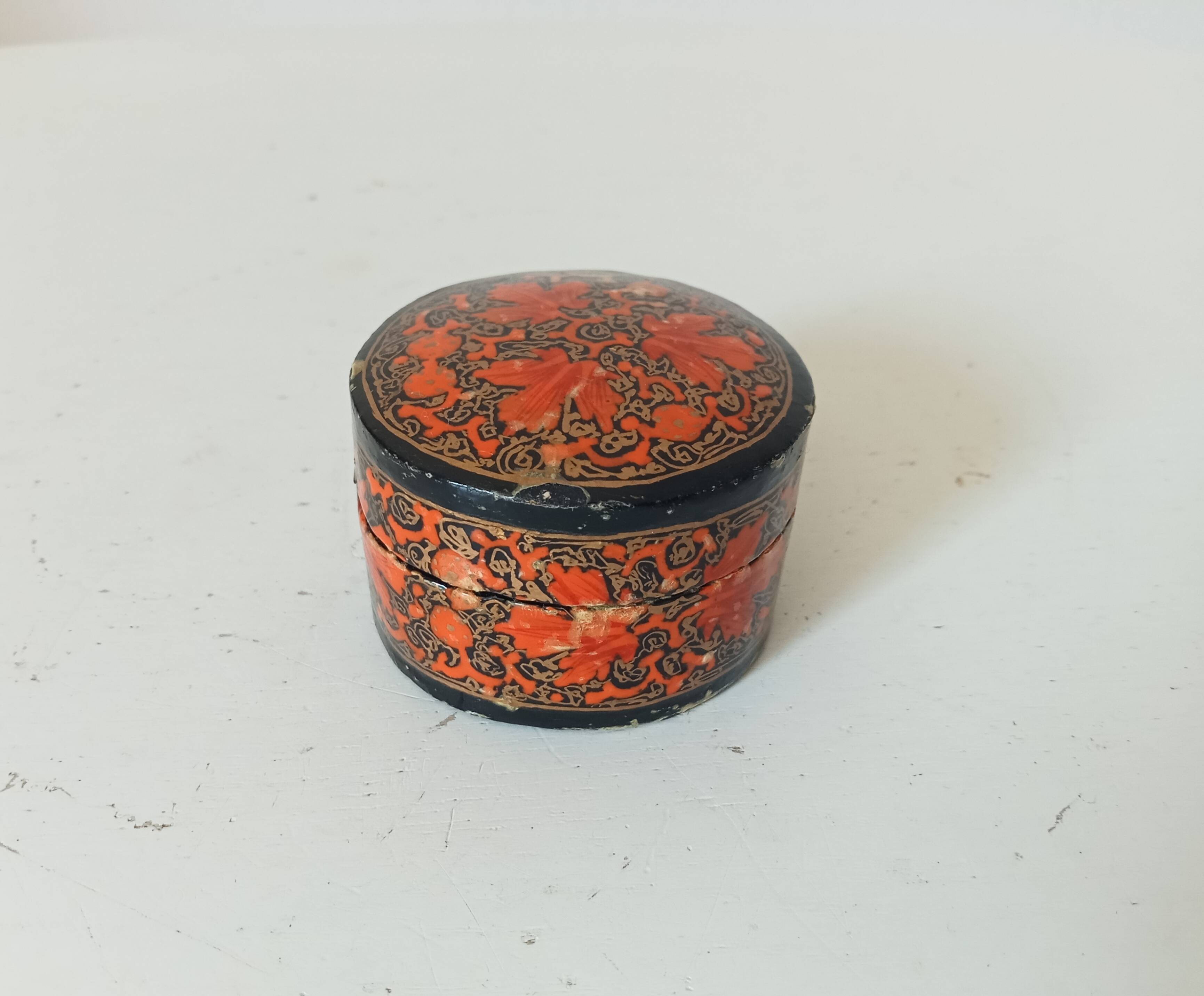 Small antique Kashmiri bonbonnière/pillbox in papier-mâché.