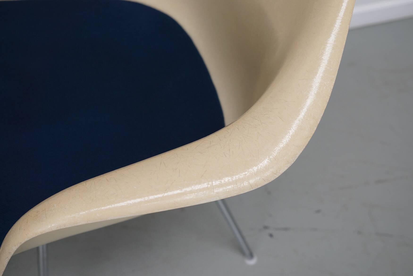 Set of Three Parchment Fiberglass DAX Armhairs Eames for Herman Miller / Vi