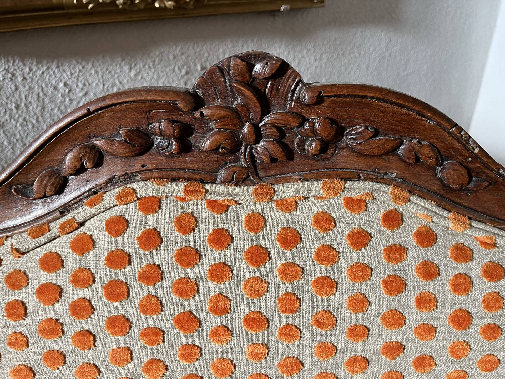 Louis XV style canapé from the late 19th century with a stretcher.