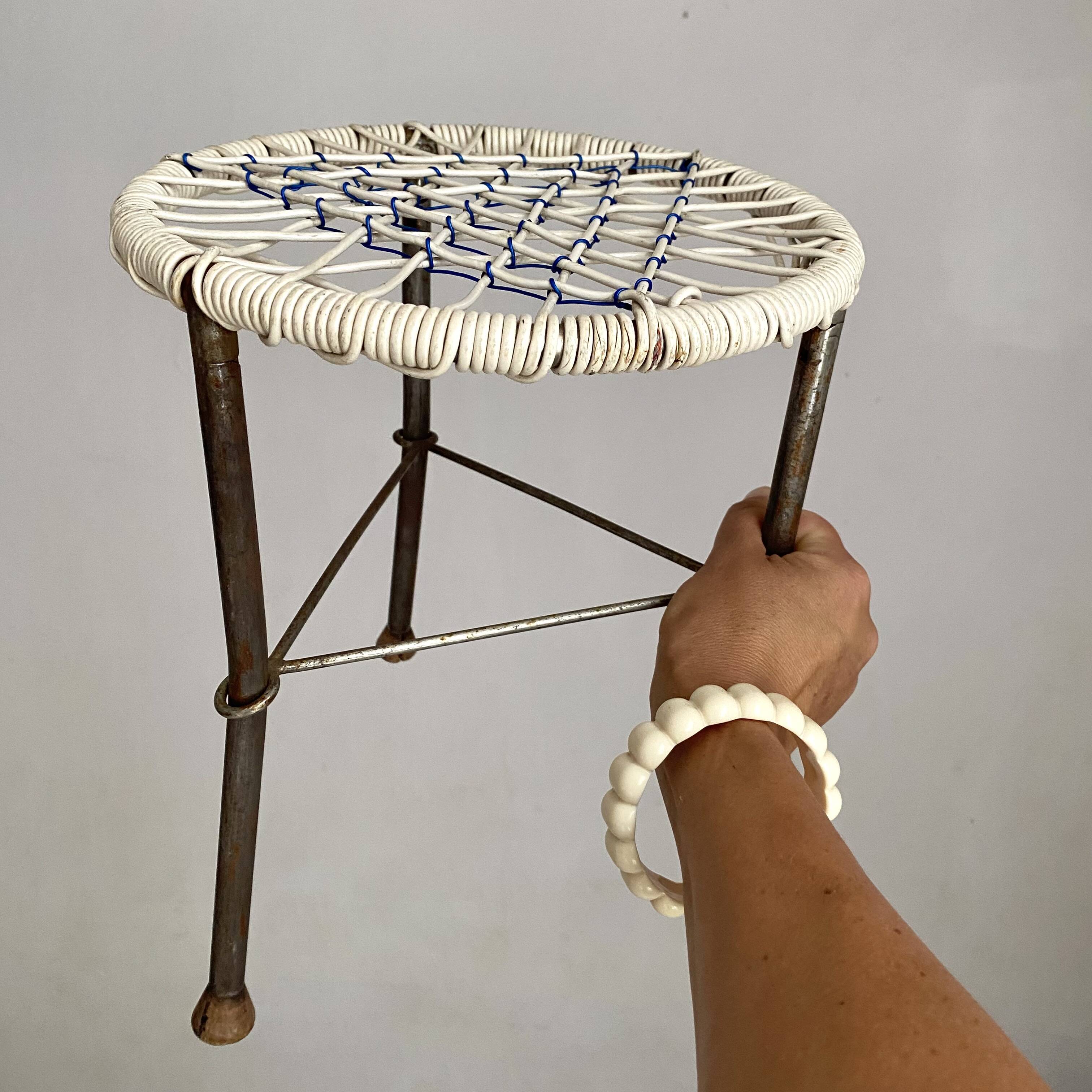 Folding stool in metal and braided scoubidou wire